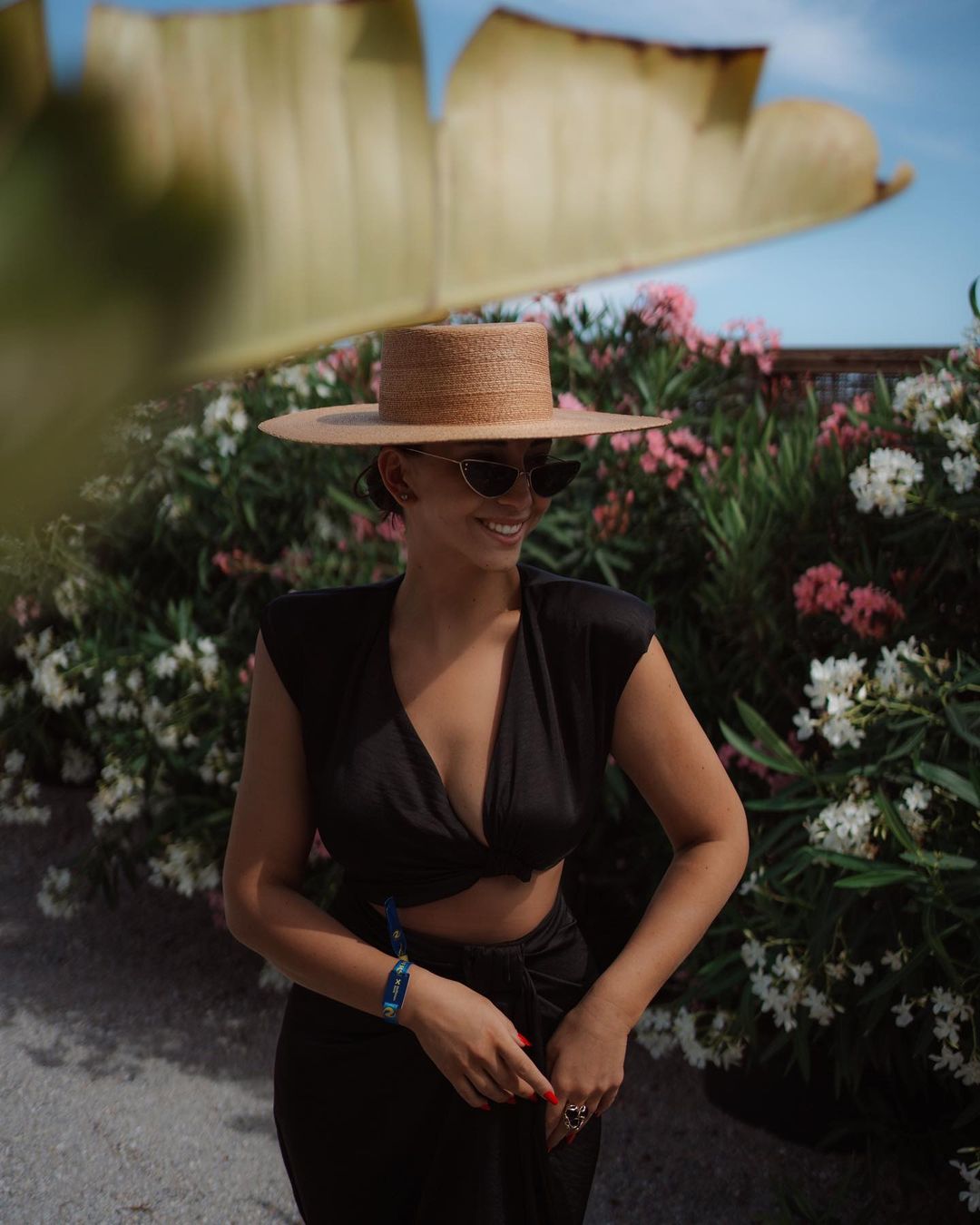 Black set with knotted top and midi skirt
