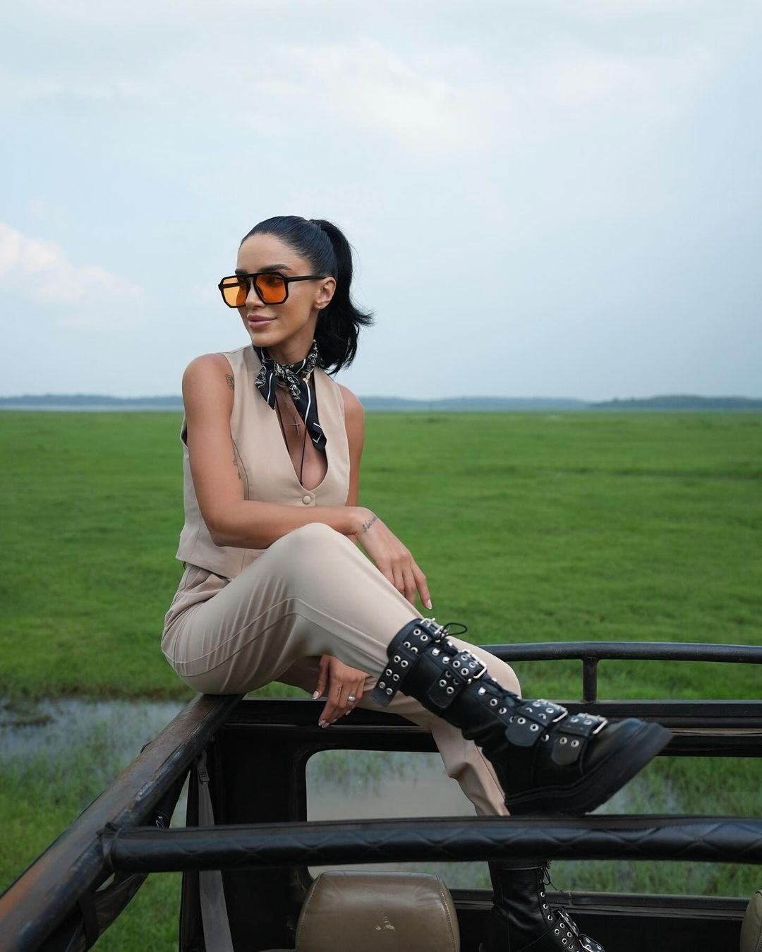 Costum nude cu vesta si pantalon cropped