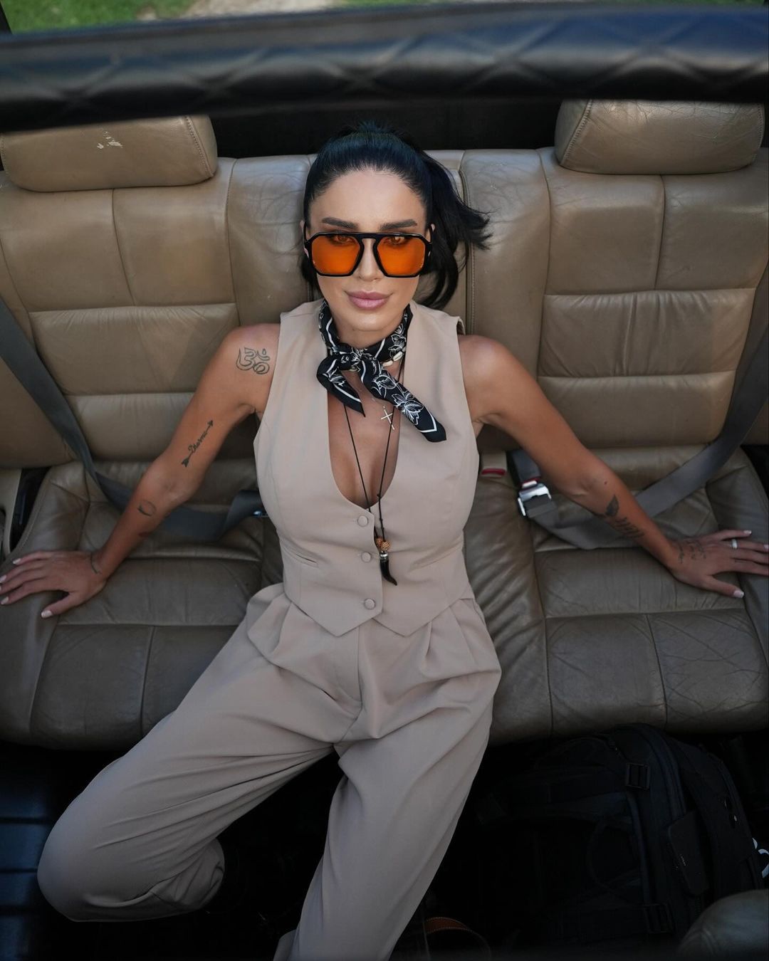 Costum nude cu vesta si pantalon cropped