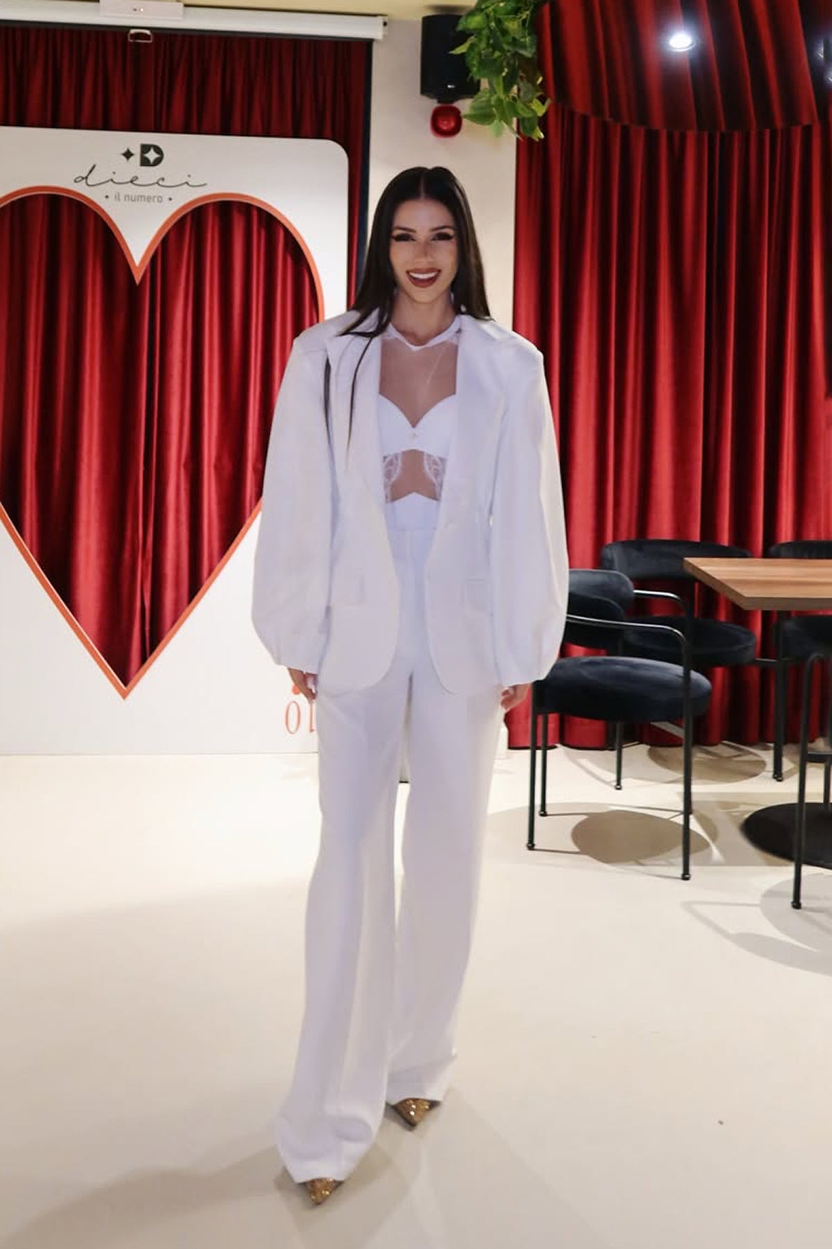 Costum mov intens cu sacou cu accent în talie și pantaloni largi