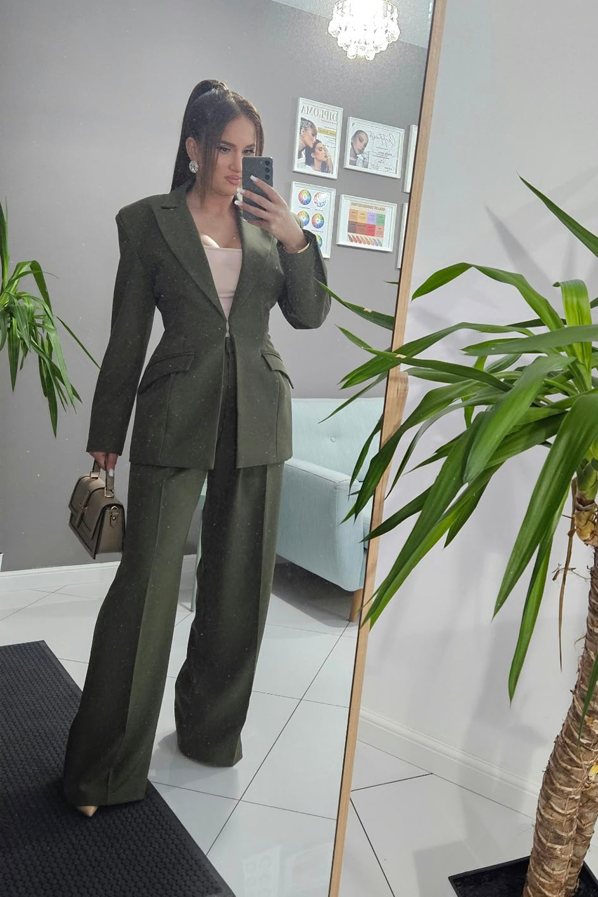 Costum rosu inchis cu sacou balloon cambrat și pantaloni wide leg