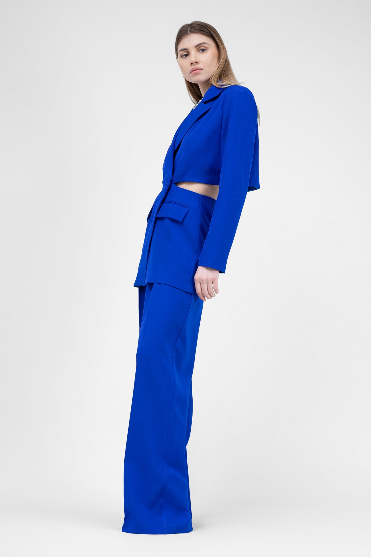 Costum albastru electric cu sacou decupat si pantaloni ultra wide leg
