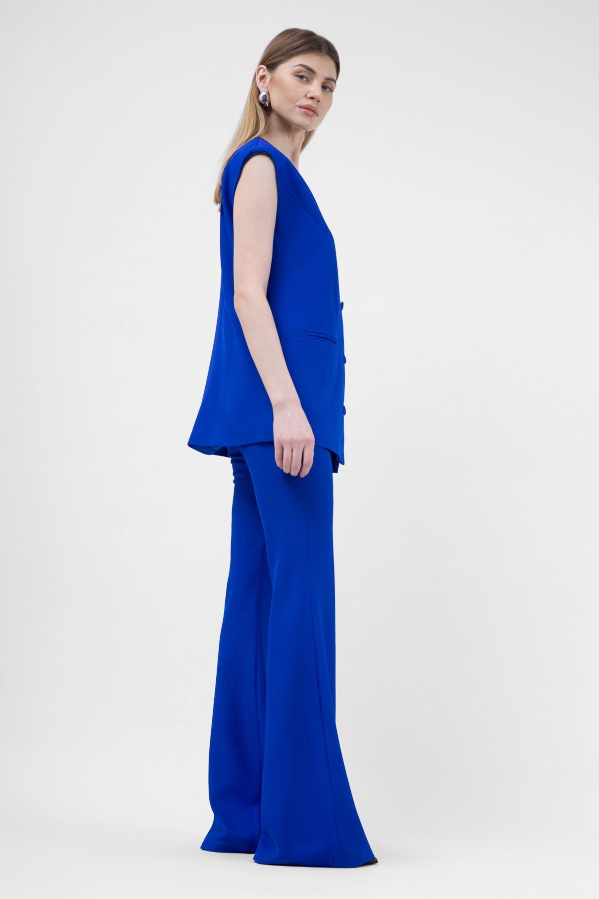 Costum albastru electric cu vesta oversized si pantaloni evazati