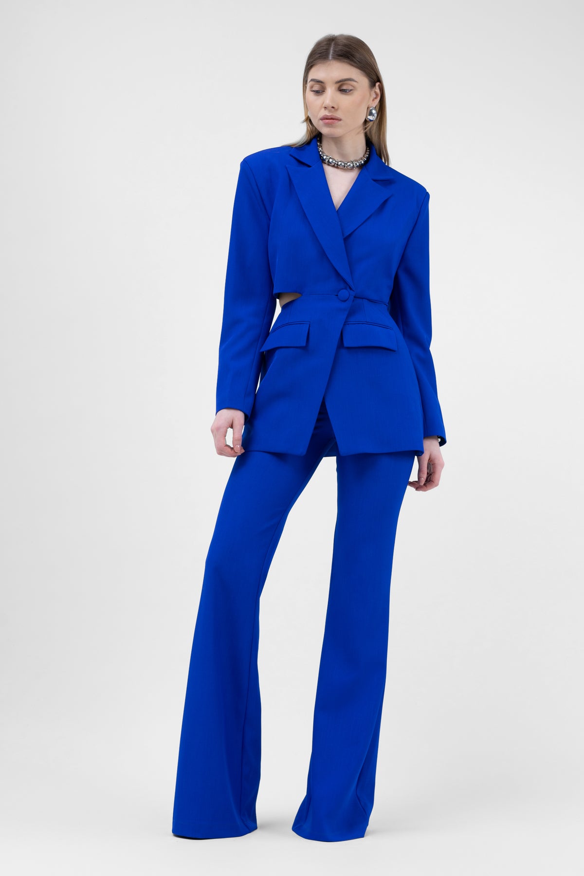 Costum albastru electric cu sacou decupat si pantaloni evazati