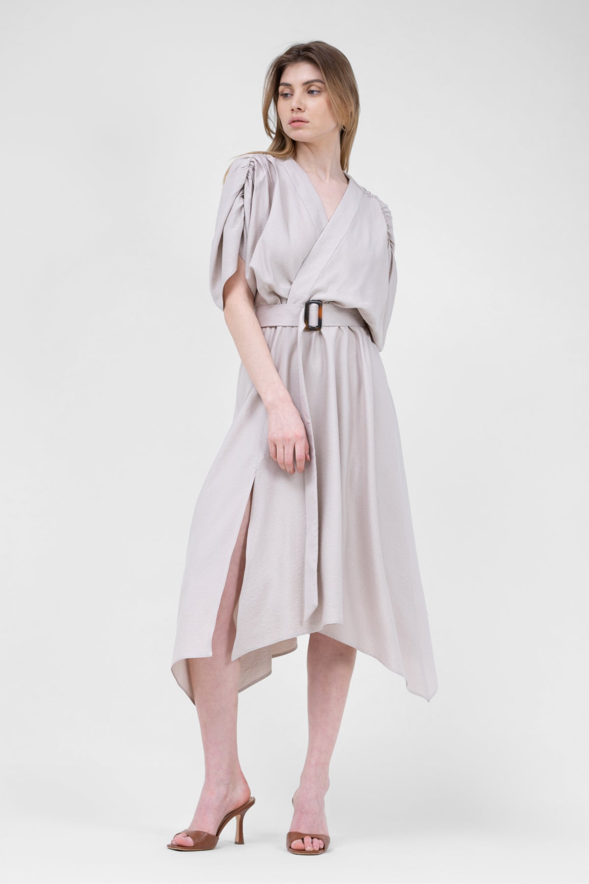 Rochie midi bej cu bust drapat si curea