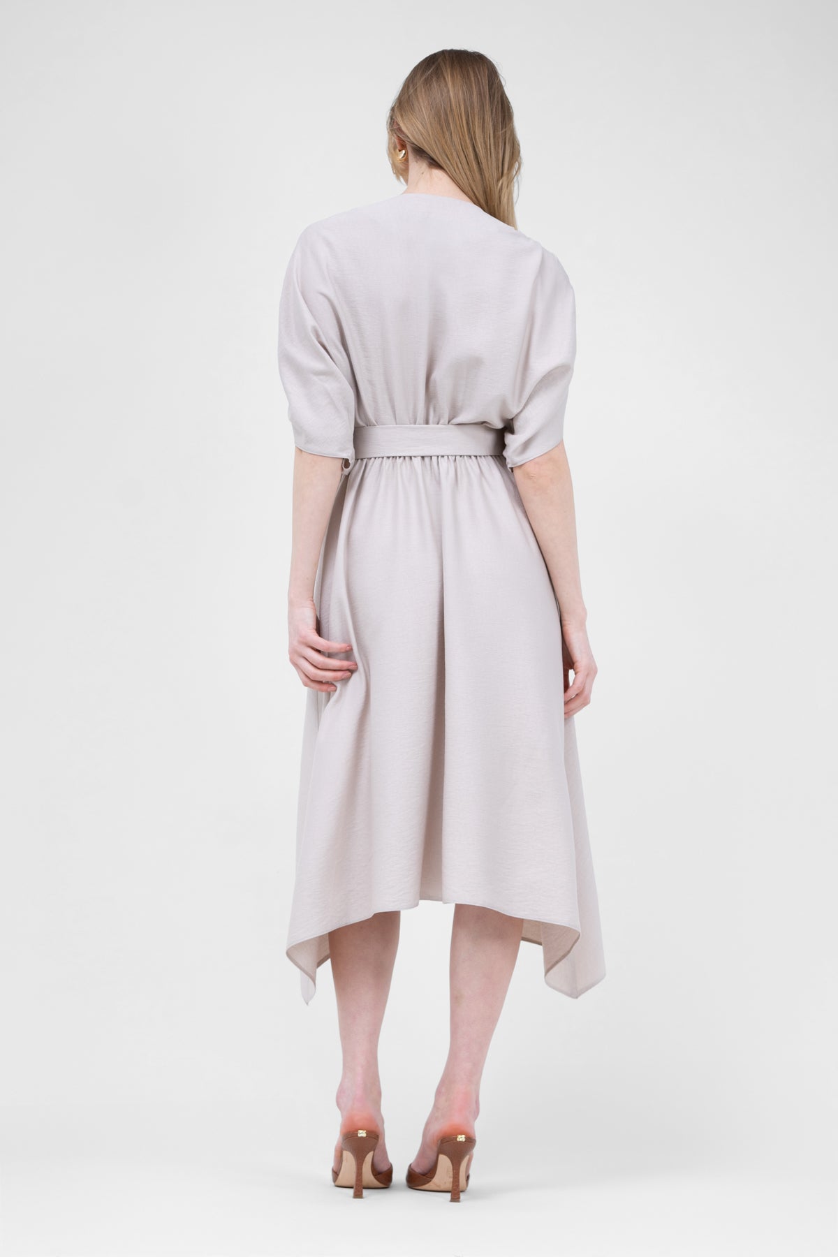 Rochie midi bej cu bust drapat si curea