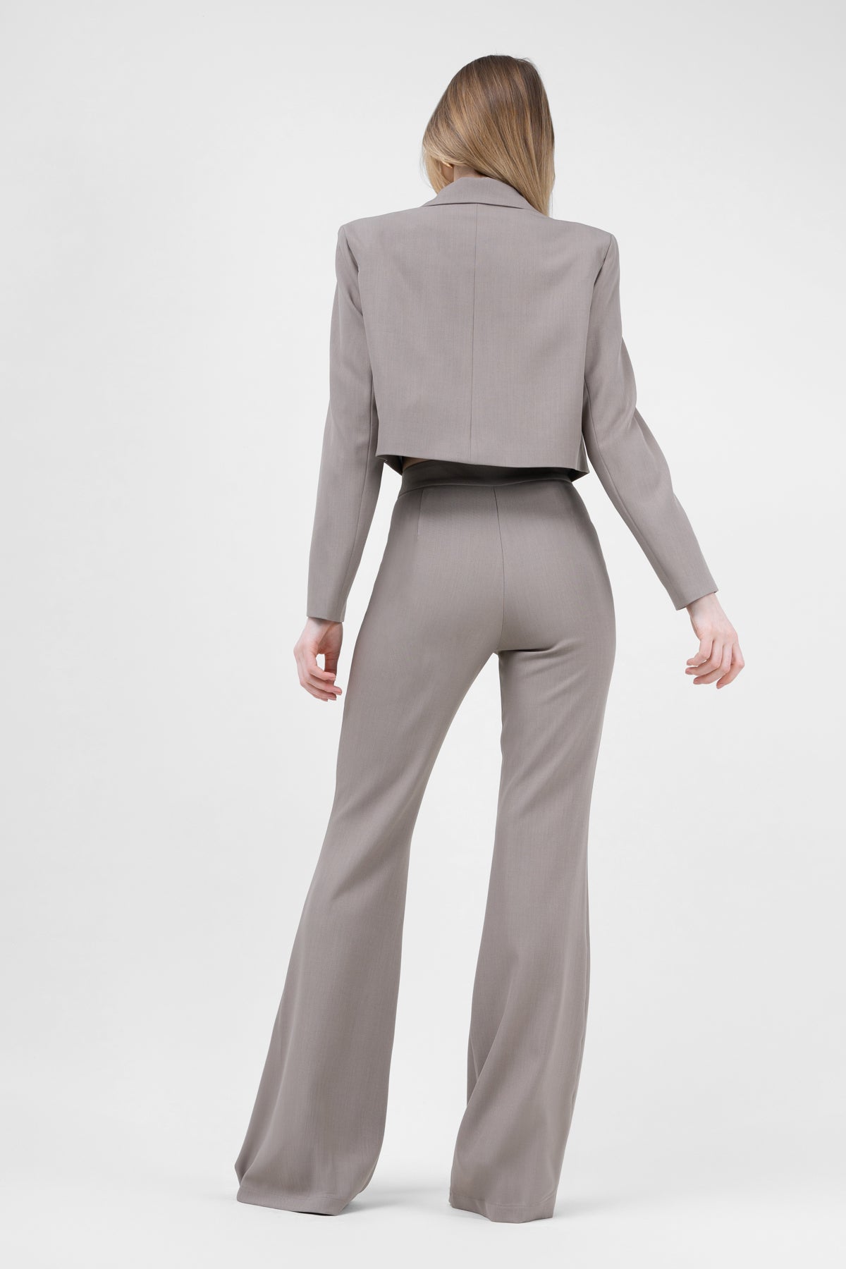 Costum bej cu sacou cropped si pantaloni evazati