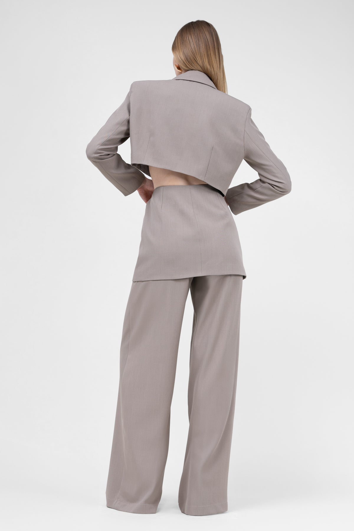 Costum bej cu sacou decupat si pantaloni ultra wide leg