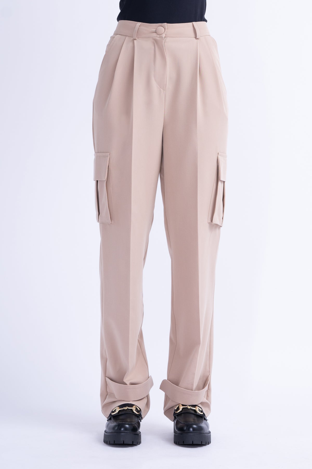 Costum Bej cu Vesta Asimetrica si Pantaloni Cargo