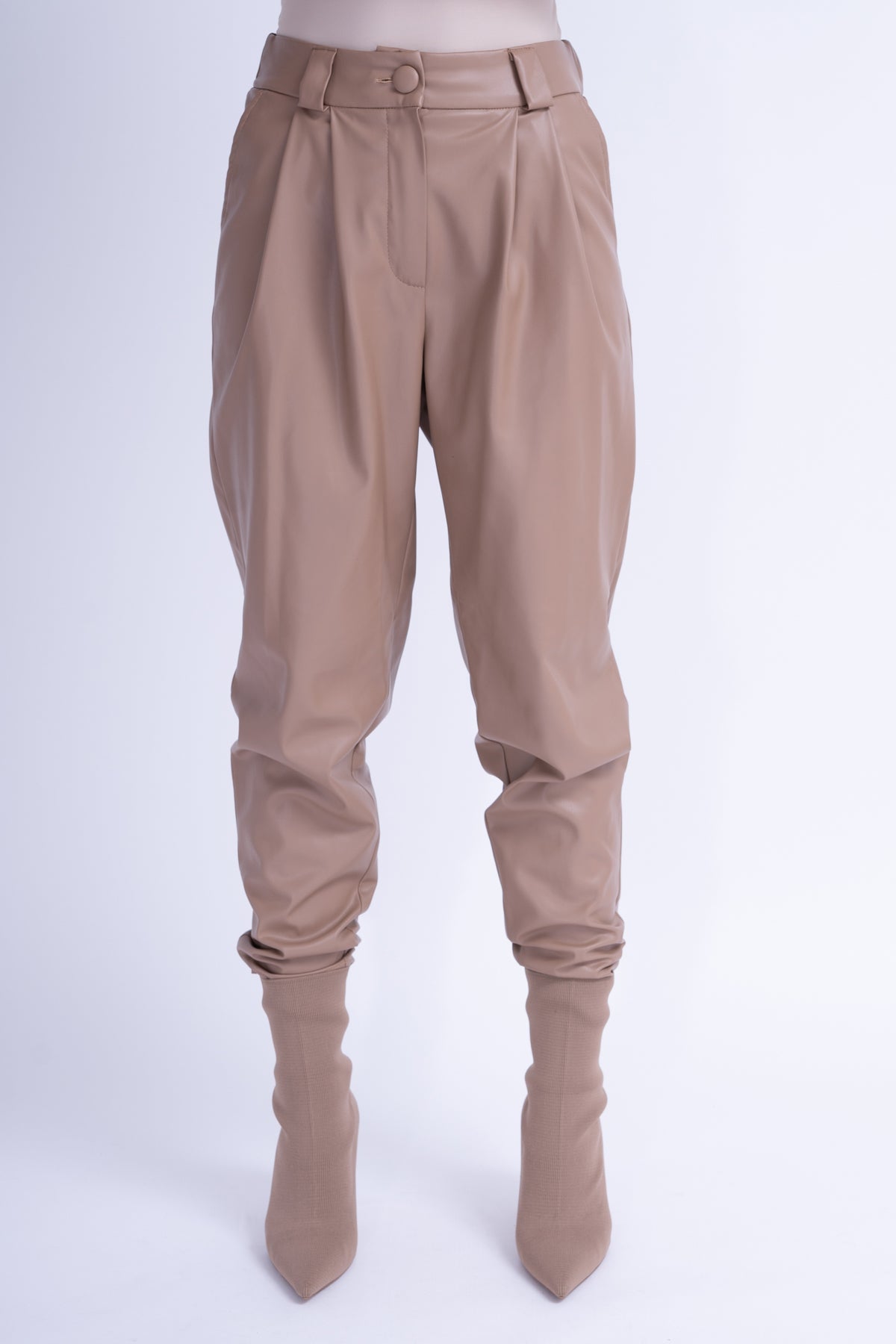 Costum din Piele Bej cu Sacou Oversized si Pantalon Conic