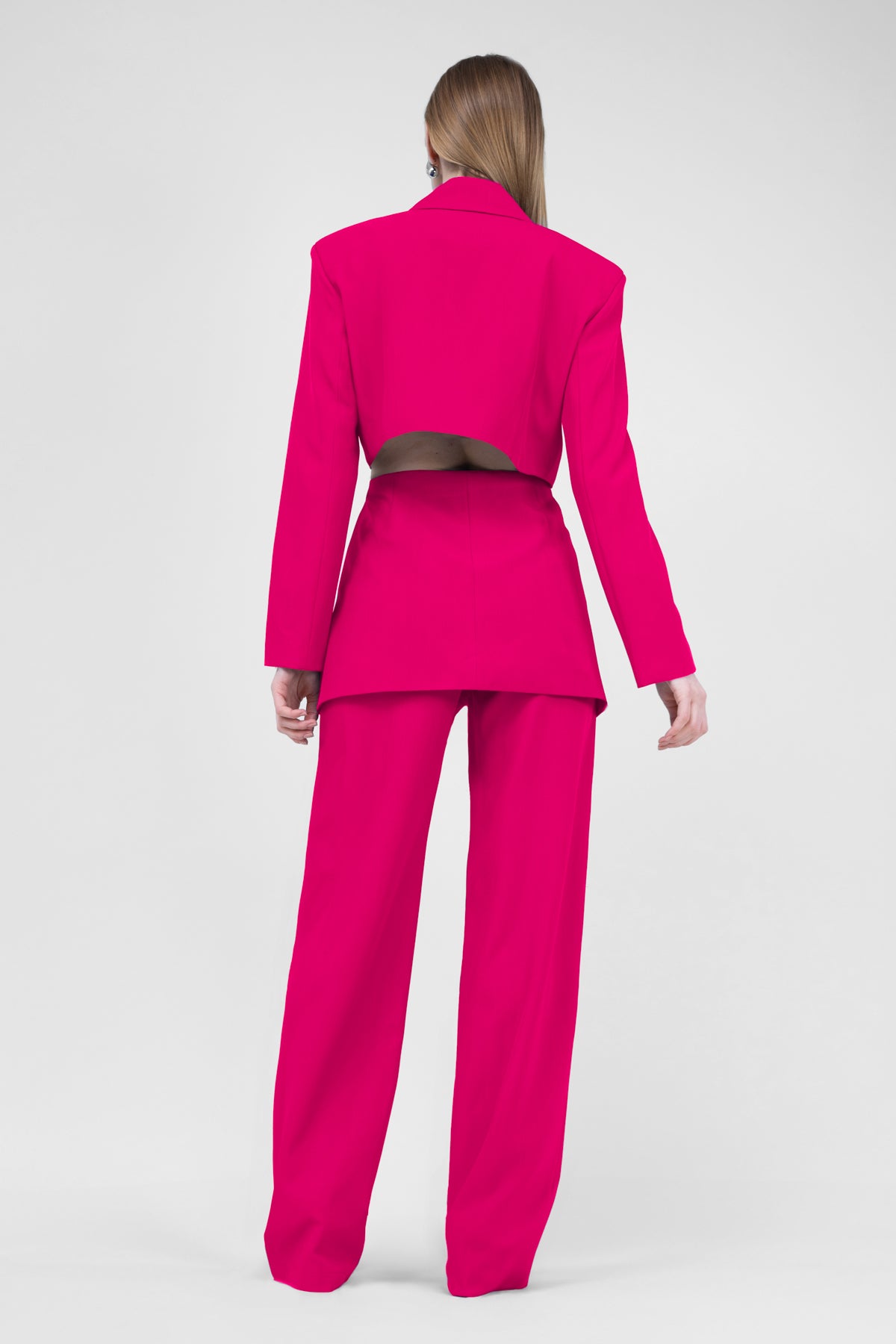 Costum fuchsia cu sacou decupat si pantaloni drepti cu riz