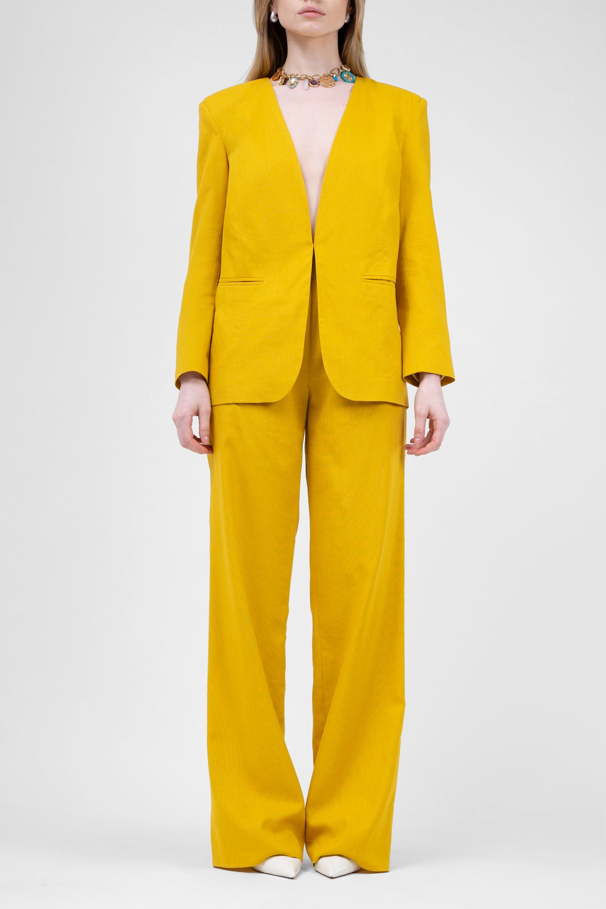 Costum galben de in cu sacou si pantaloni drepti