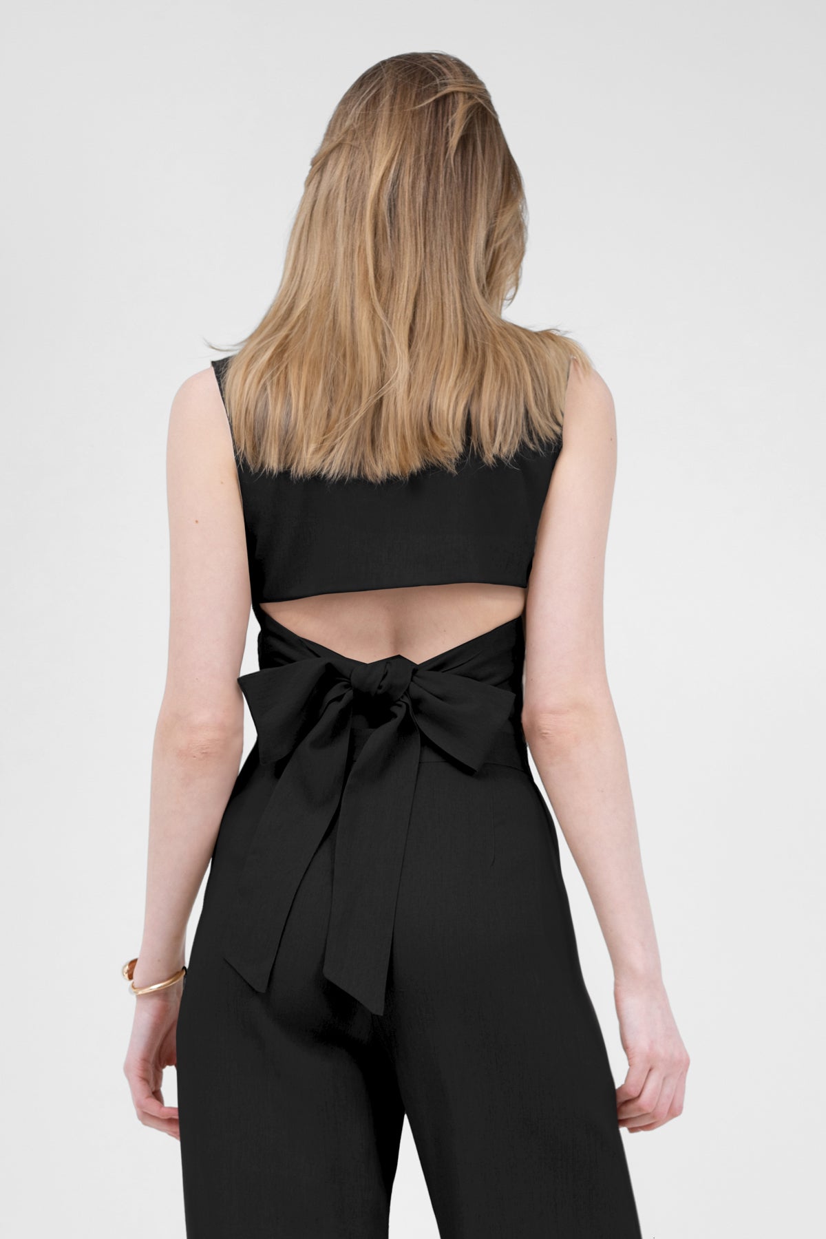 Costum negru de in cu vesta decupata si pantaloni drepti