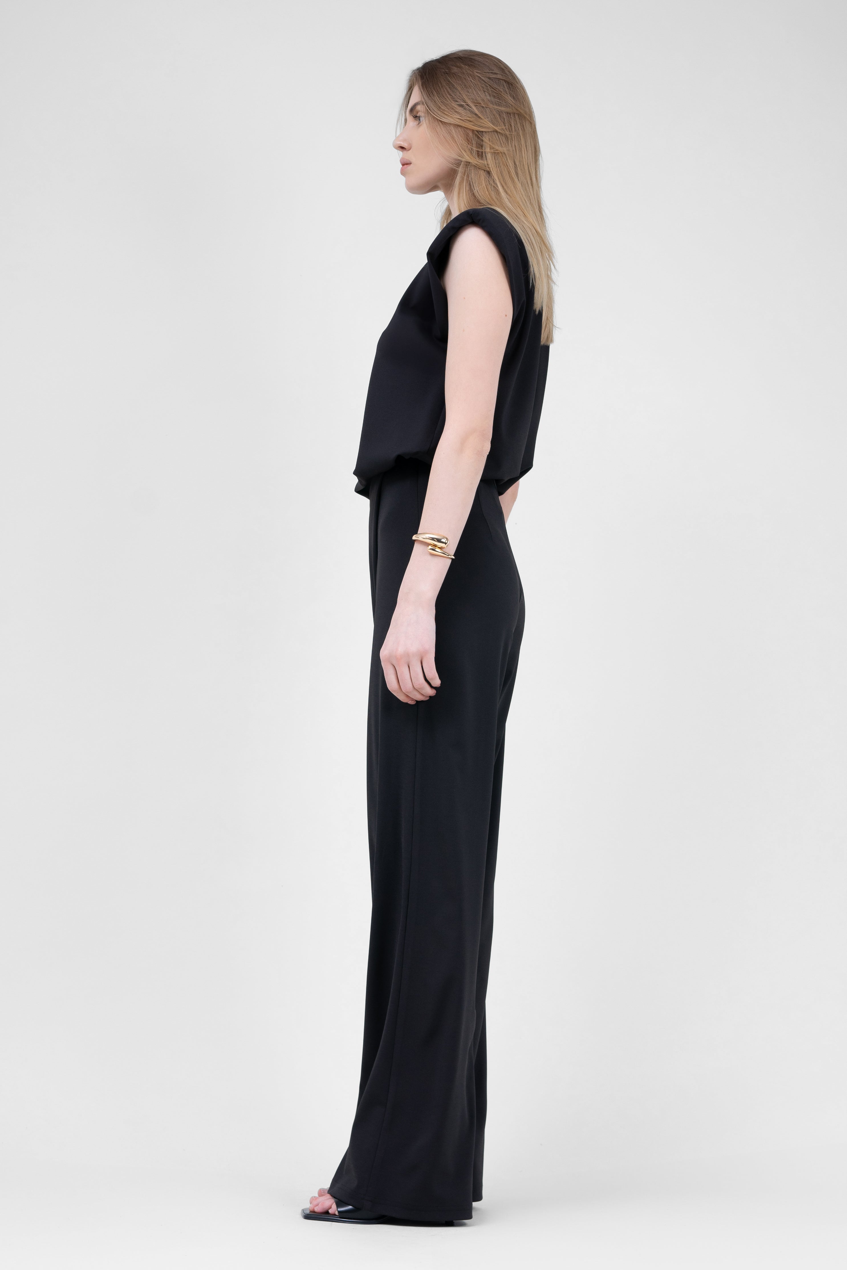 Set negru cu tricou si pantaloni wide leg asimetrici