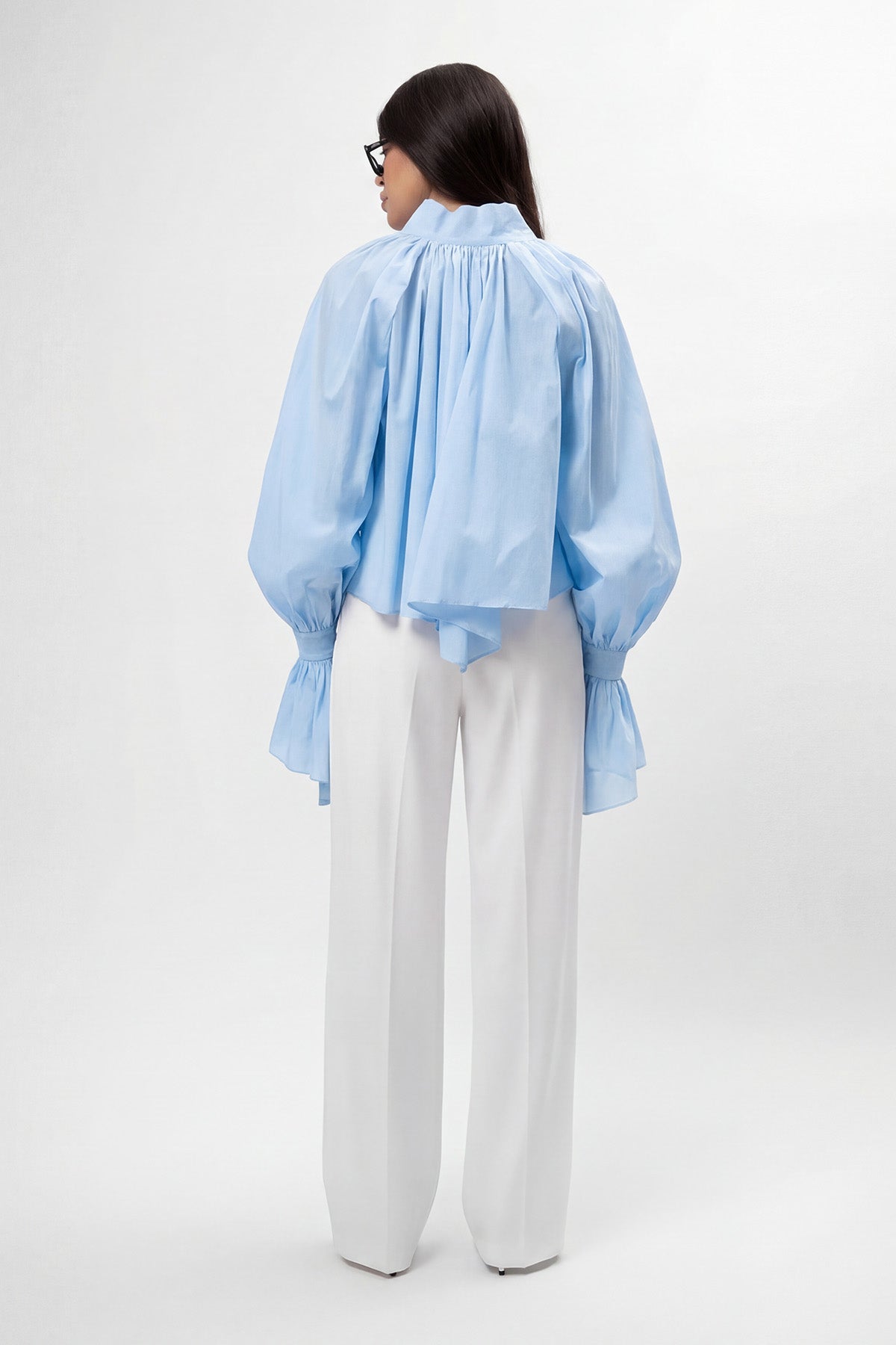 Cămașă baby blue cu croială amplă, guler înalt și mâneci balon
