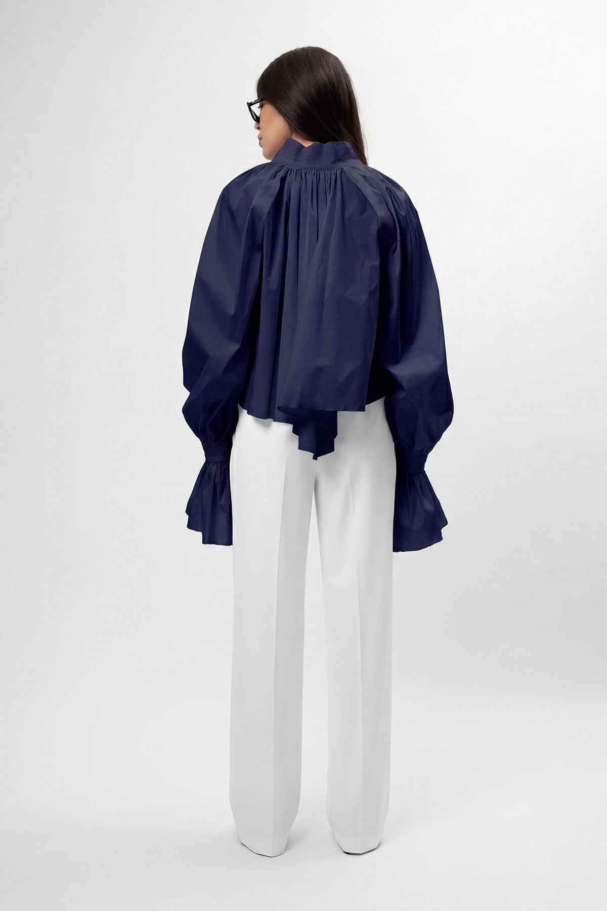 Cămașă navy cu croială amplă, guler înalt și mâneci balon