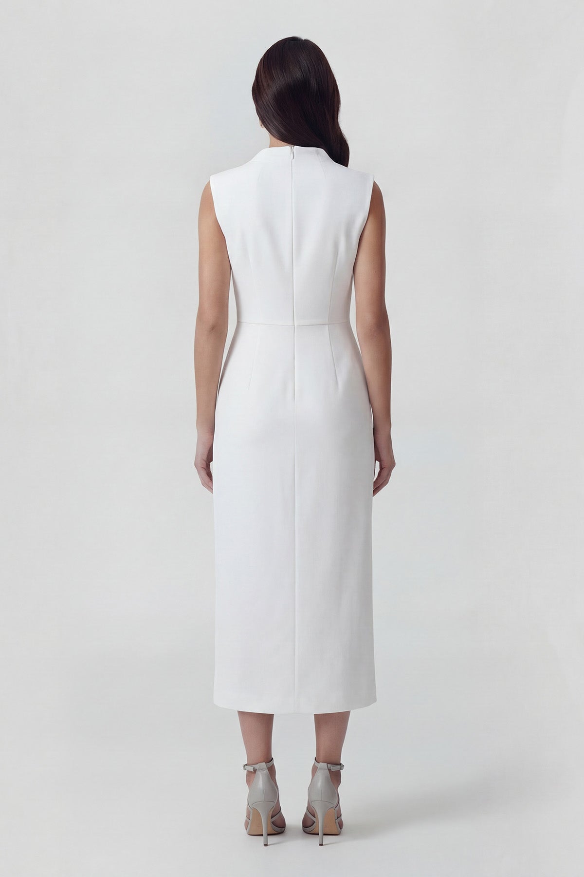 Rochie midi albă cu design asimetric și volan decorativ