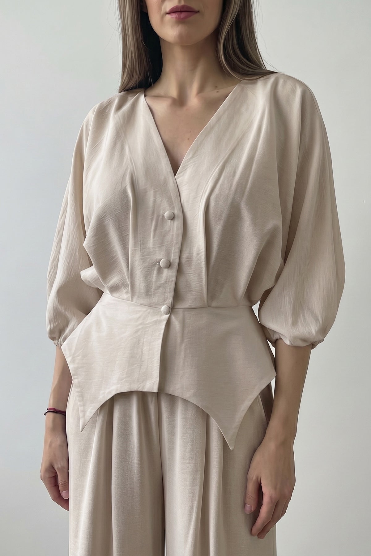 Set bej cu top structurat și pantaloni wide leg