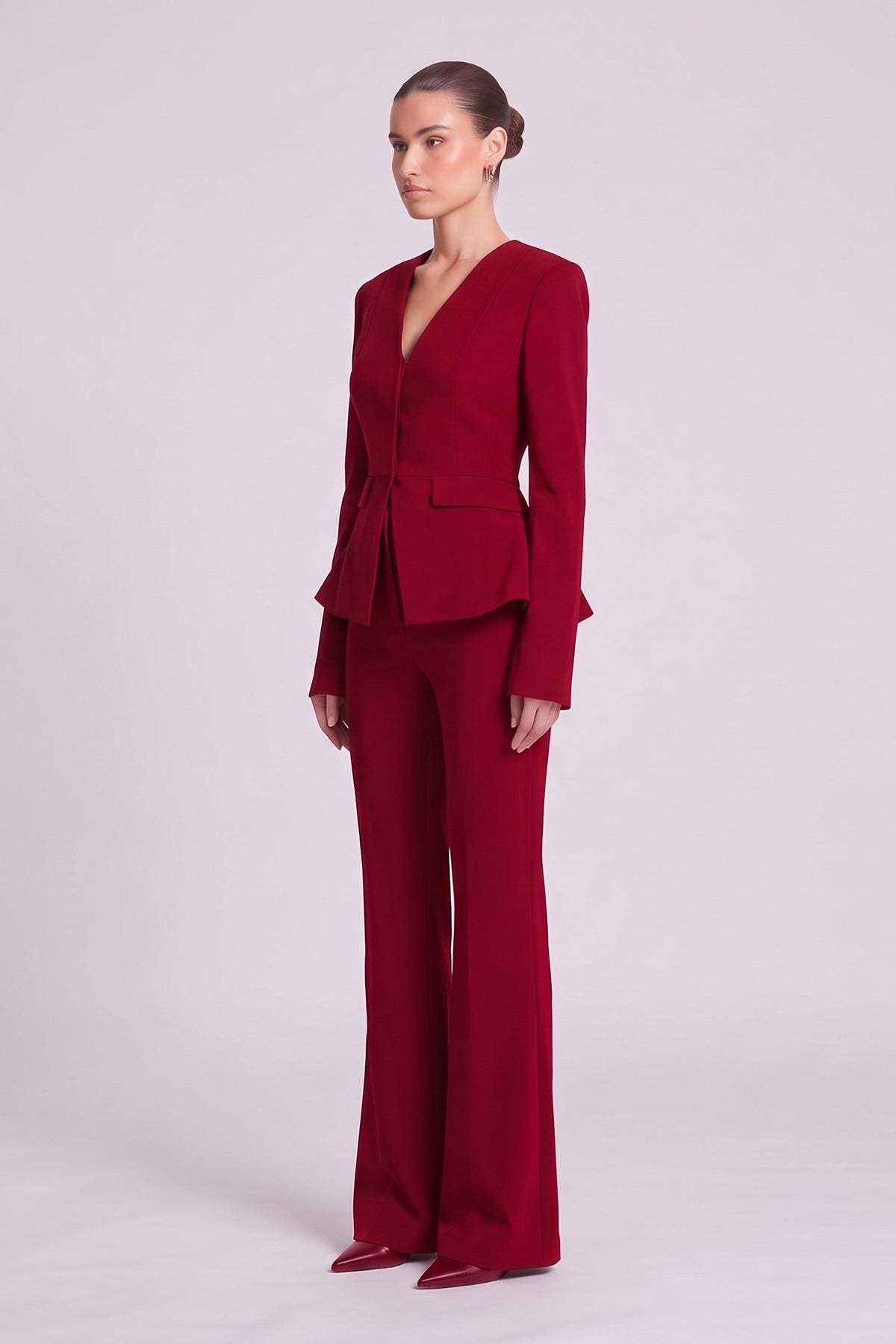 Set rosu cu sacou structurat peplum și pantaloni evazați