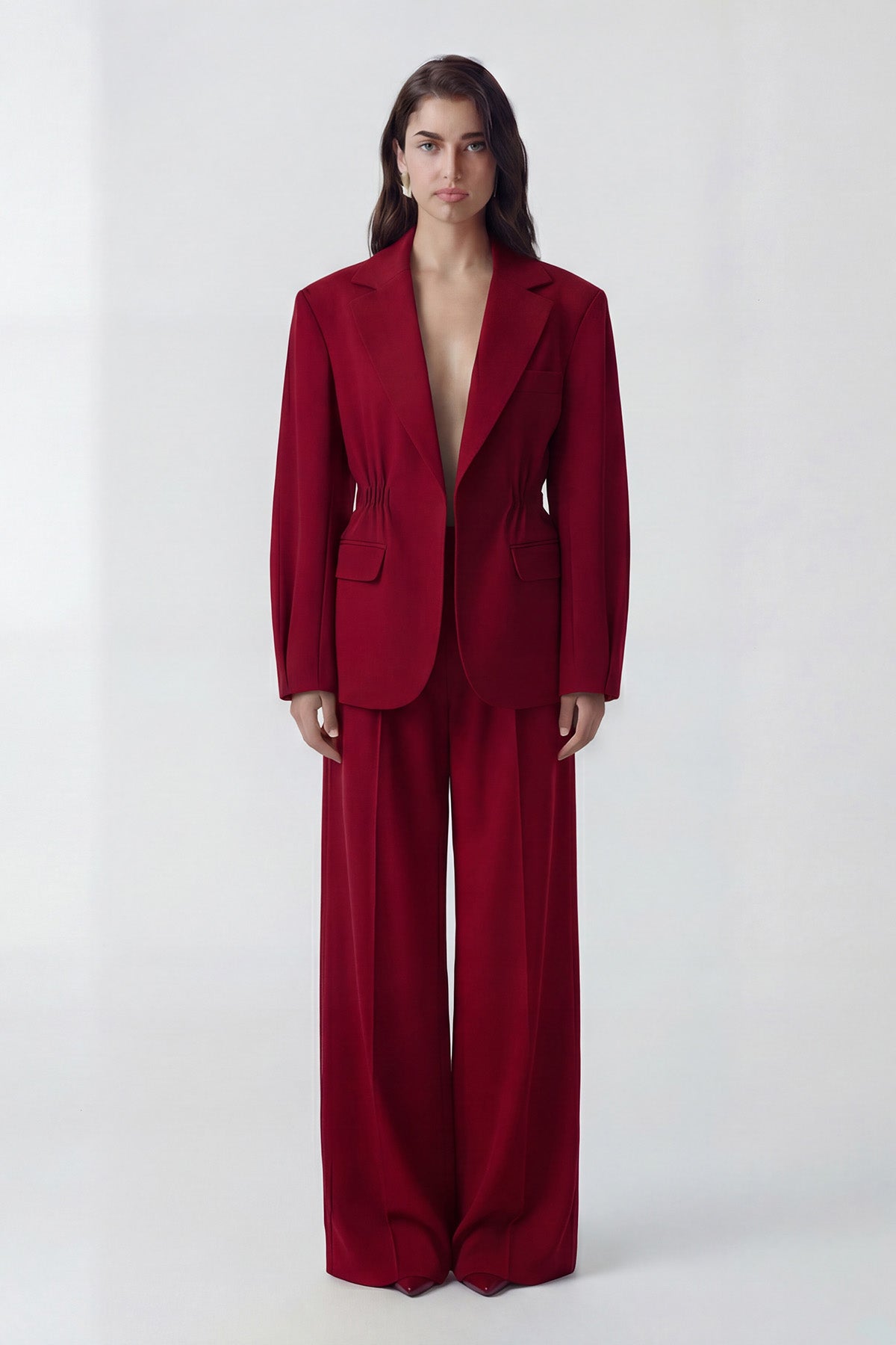 Costum rosu inchis cu sacou cu accent în talie și pantaloni largi