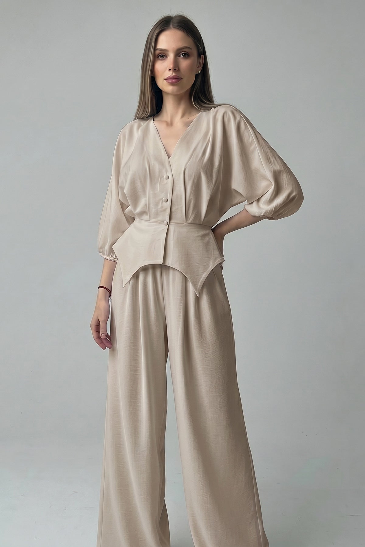 Set bej cu top structurat și pantaloni wide leg