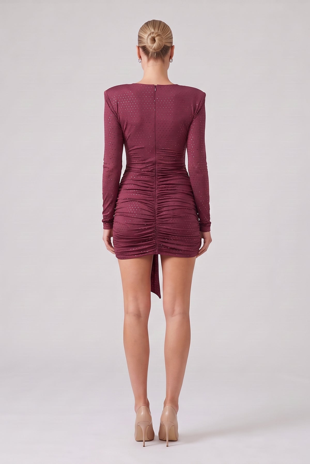 Rochie mini burgundy drapată cu eșarfe și aplicații strălucitoare