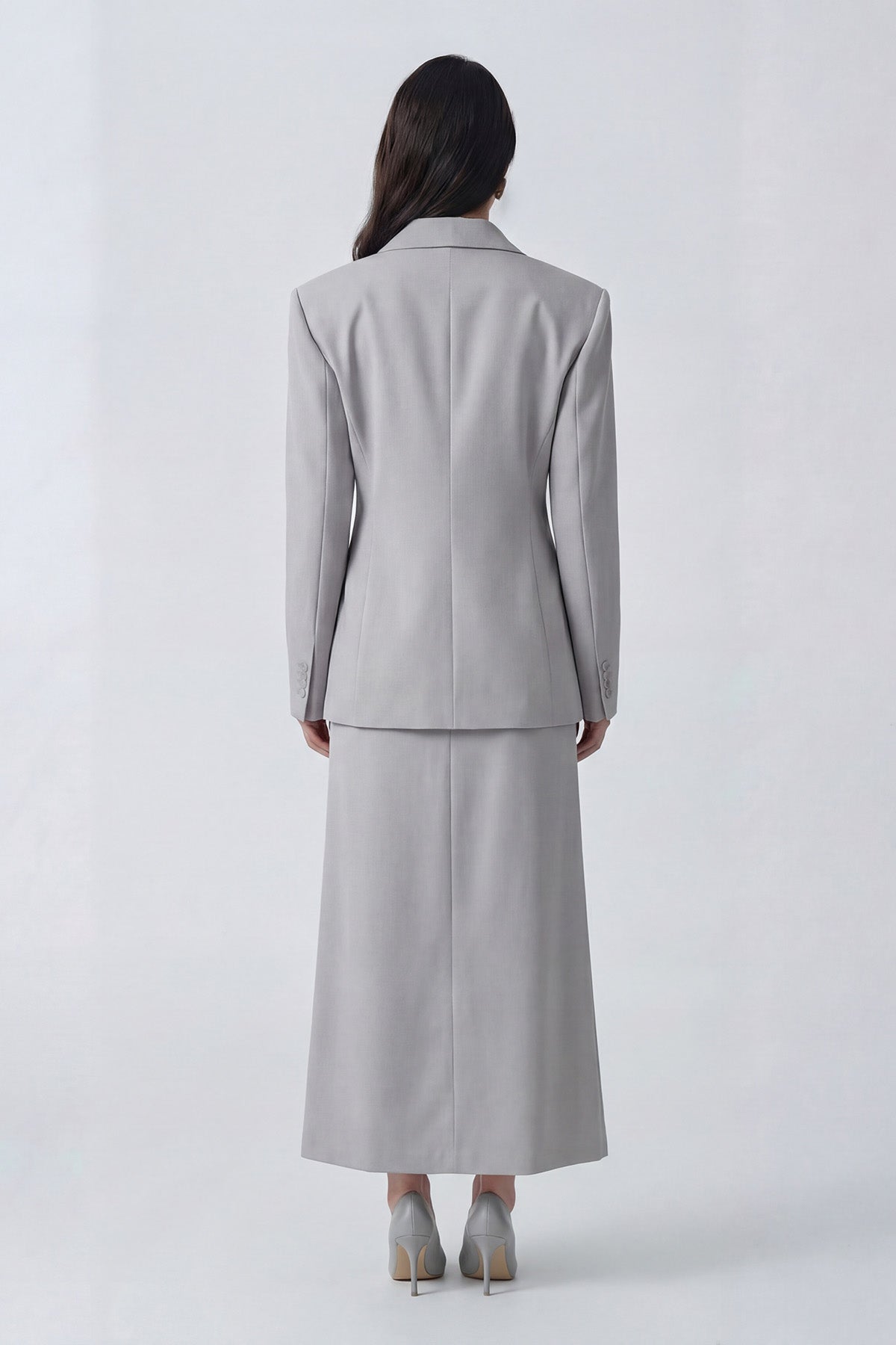 Costum gri cu sacou cambrat și fustă midi