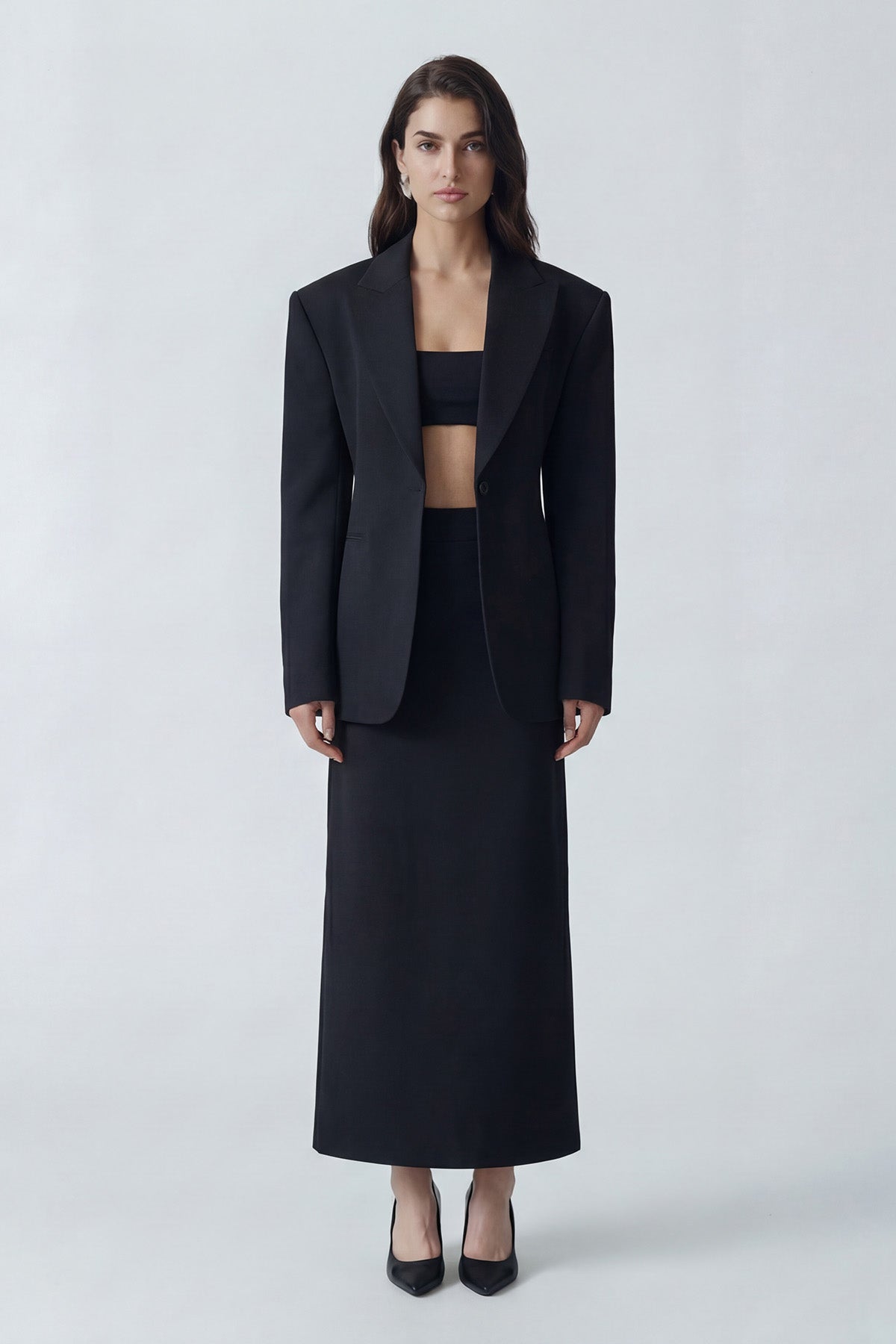 Costum negru cu sacou cambrat și fustă midi