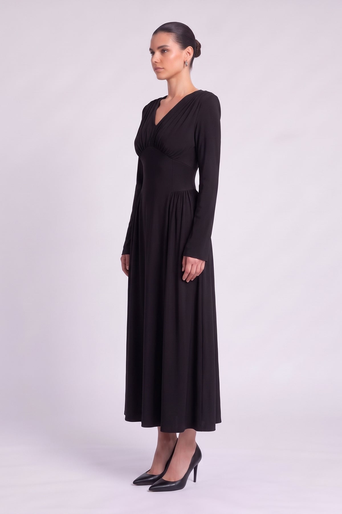 Rochie midi neagra cu decolteu în V și talie accentuată