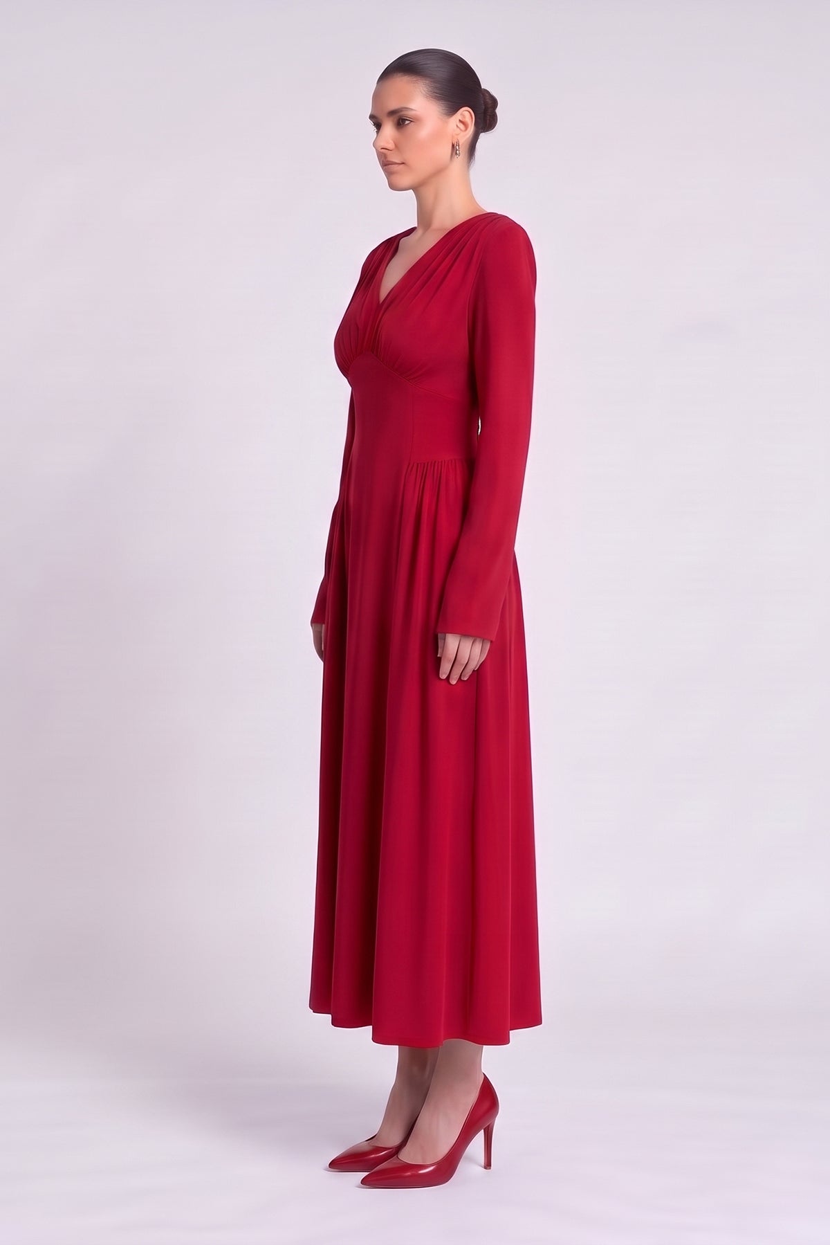 Rochie midi rosie cu decolteu în V și talie accentuată