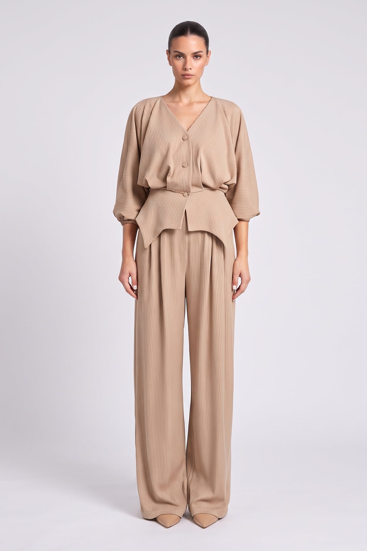 Set bej din tricot reiat, cu bluză peplum și pantaloni wide-leg