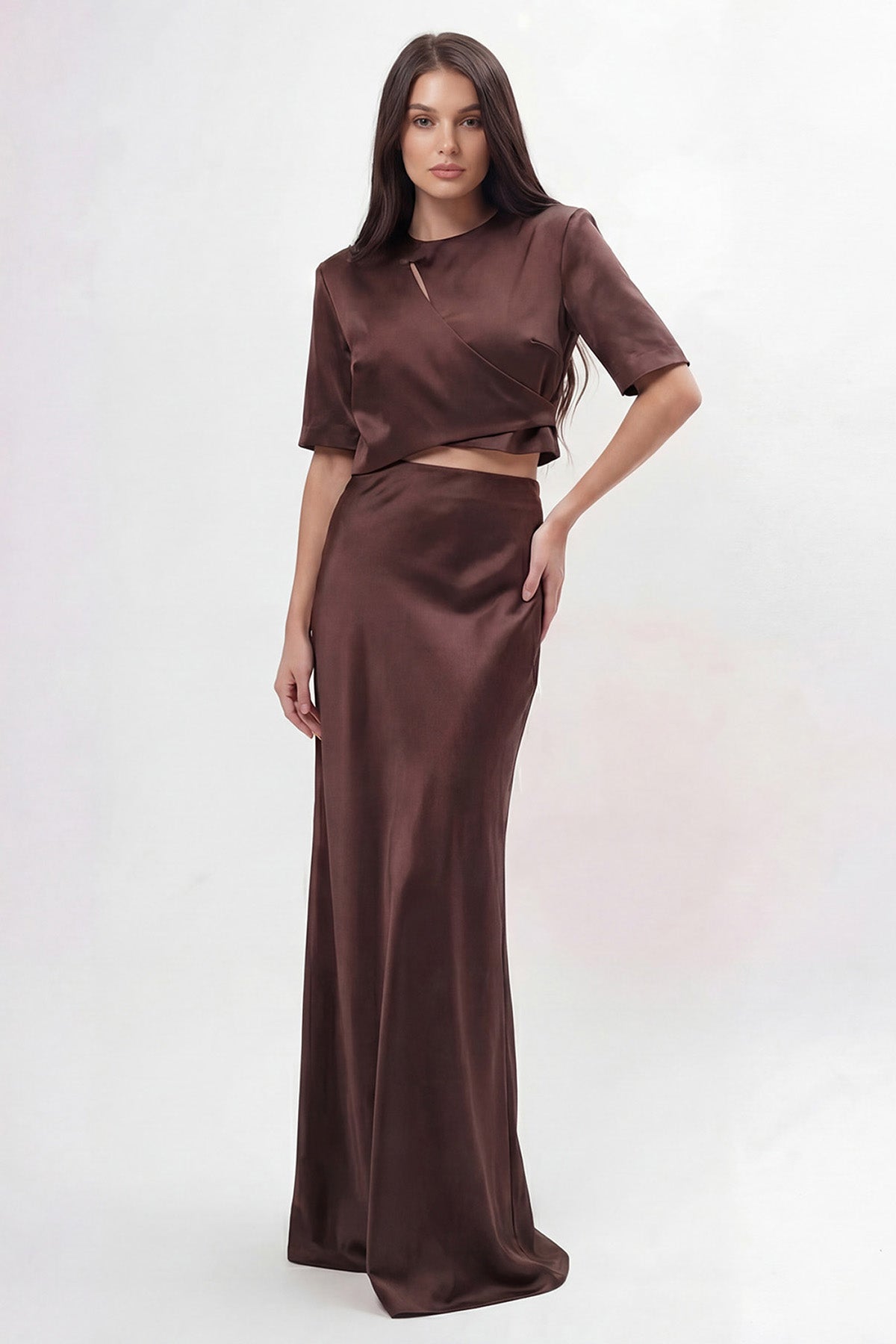 Set elegant maro – bluză cu decupaj și fustă lungă