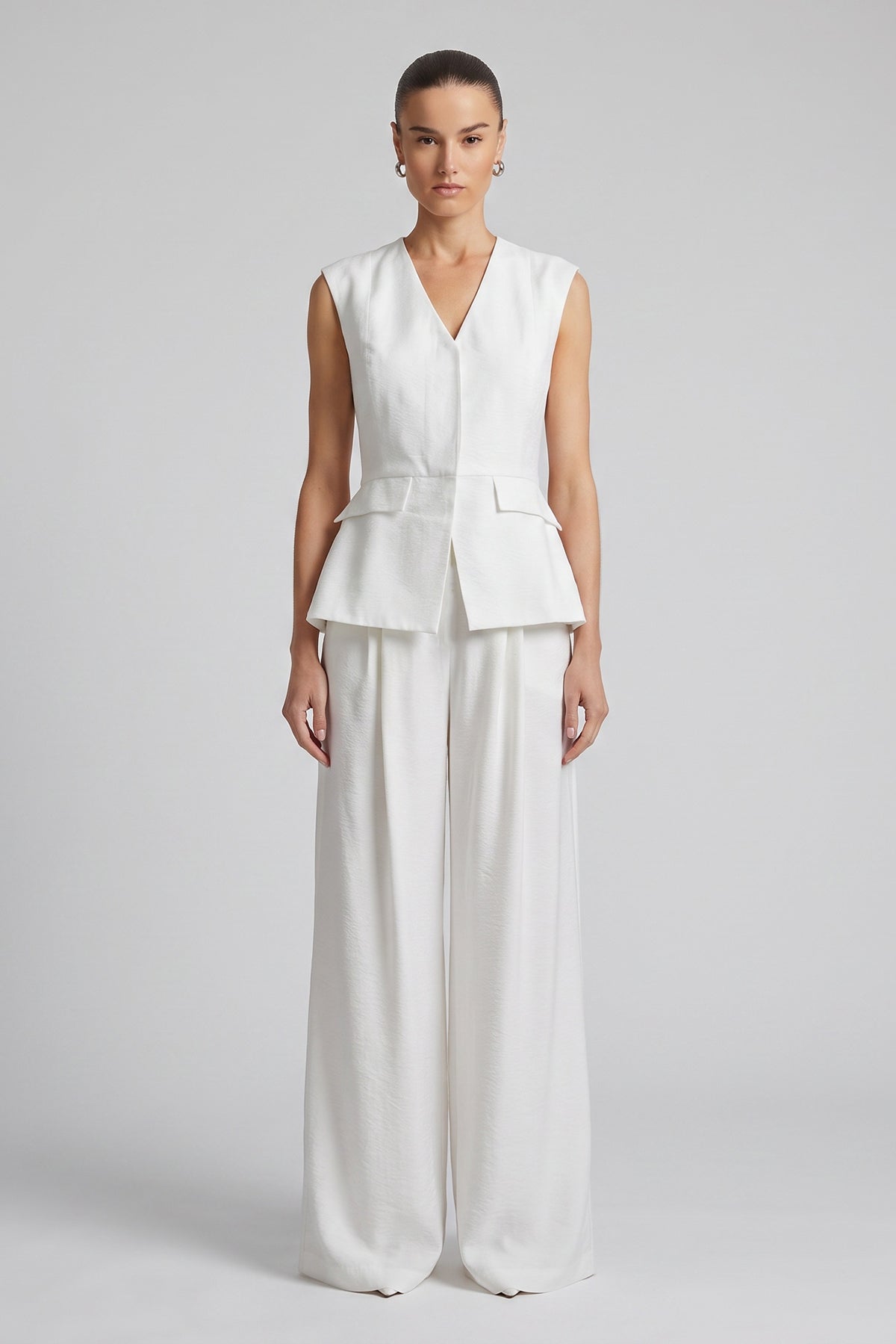Set alb din amestec de vâscoză și in cu vestă peplum și pantaloni wide-leg