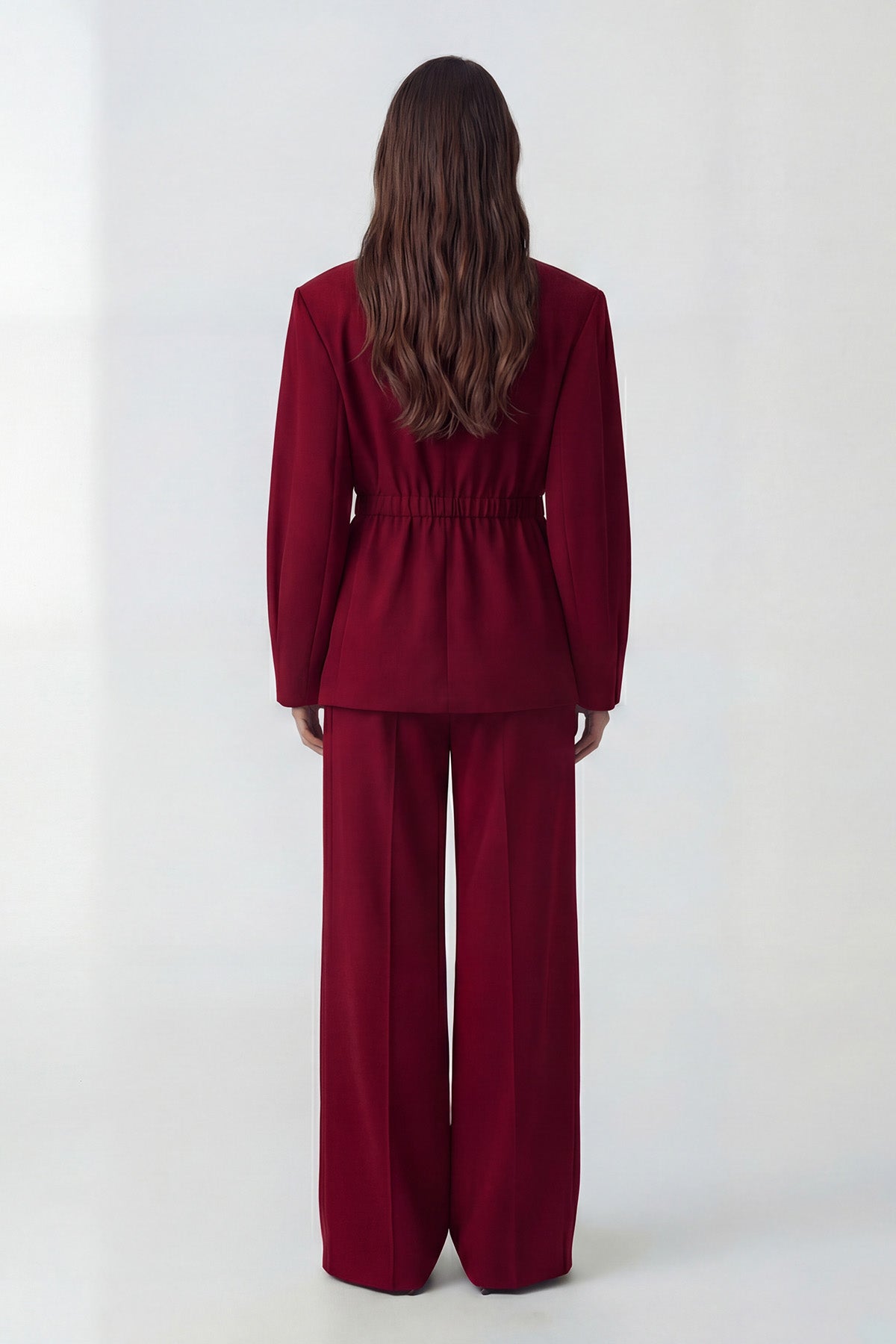 Costum rosu inchis cu sacou cu accent în talie și pantaloni largi