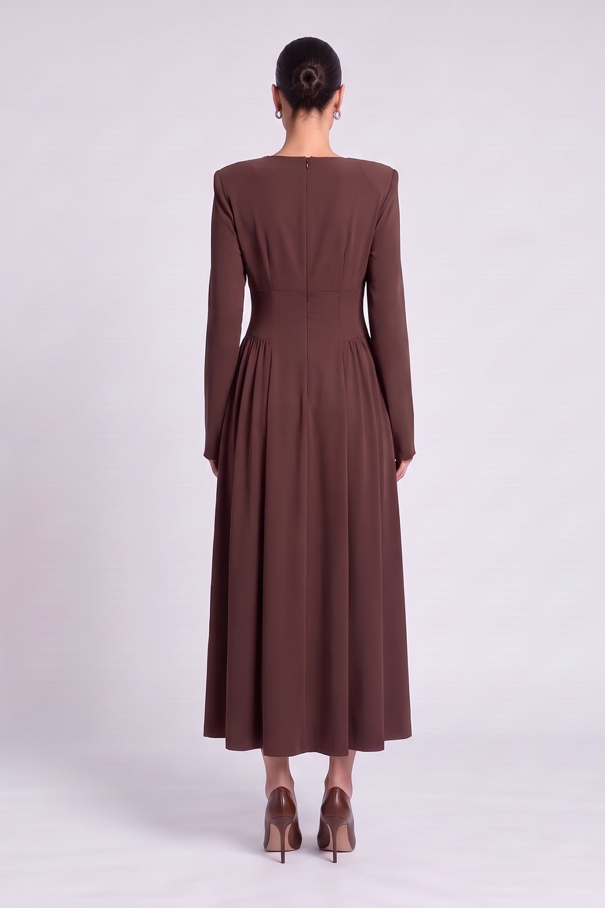 Rochie midi maro cu decolteu în V și talie accentuată