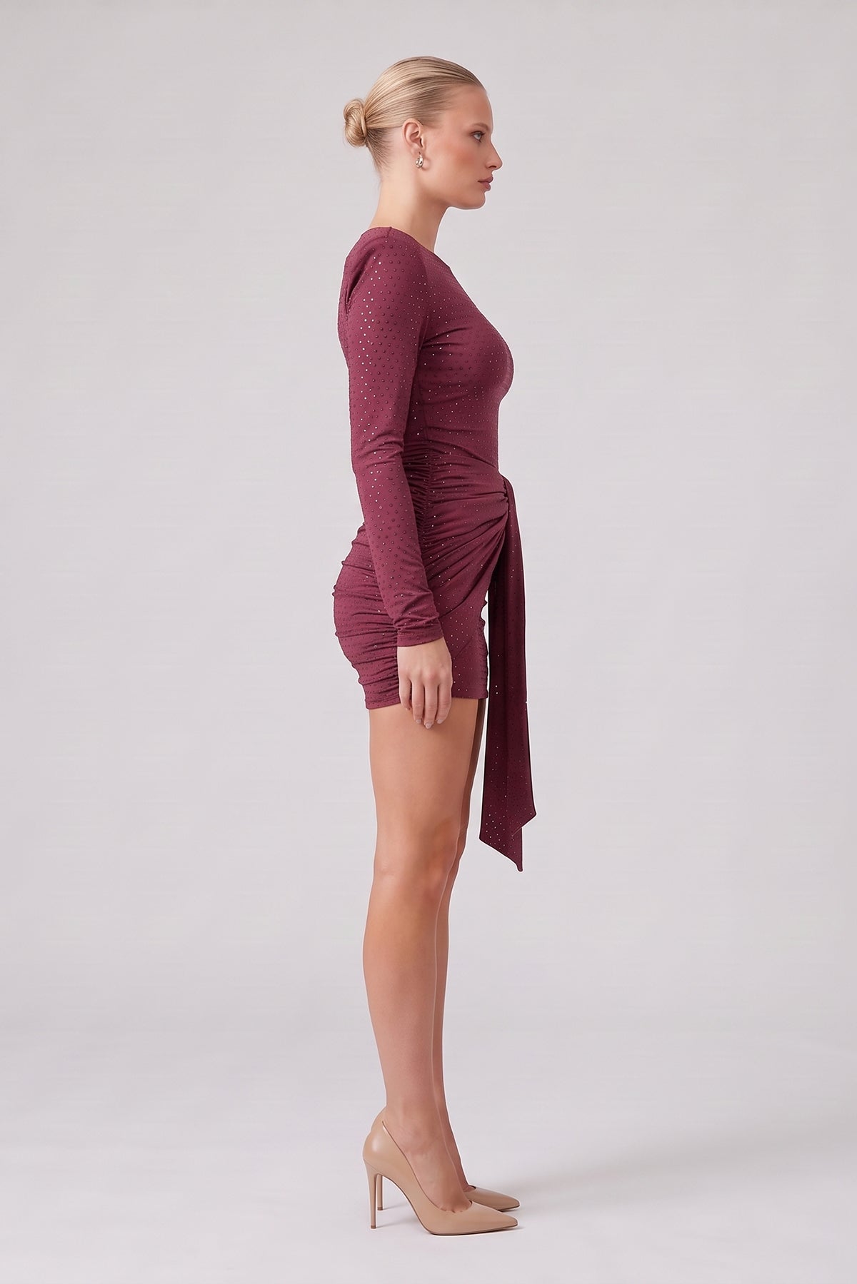 Rochie mini burgundy drapată cu eșarfe și aplicații strălucitoare
