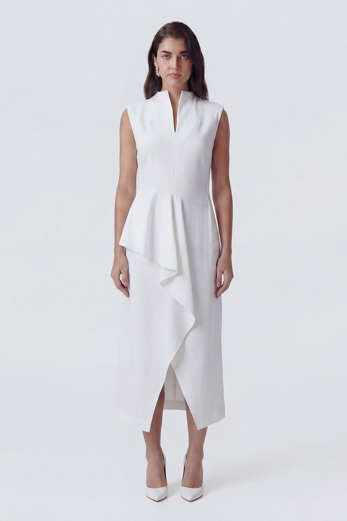 Rochie midi albă cu design asimetric și volan decorativ