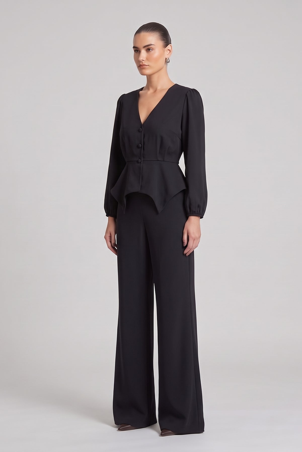 Set negru cu top structurat peplum și pantaloni evazati