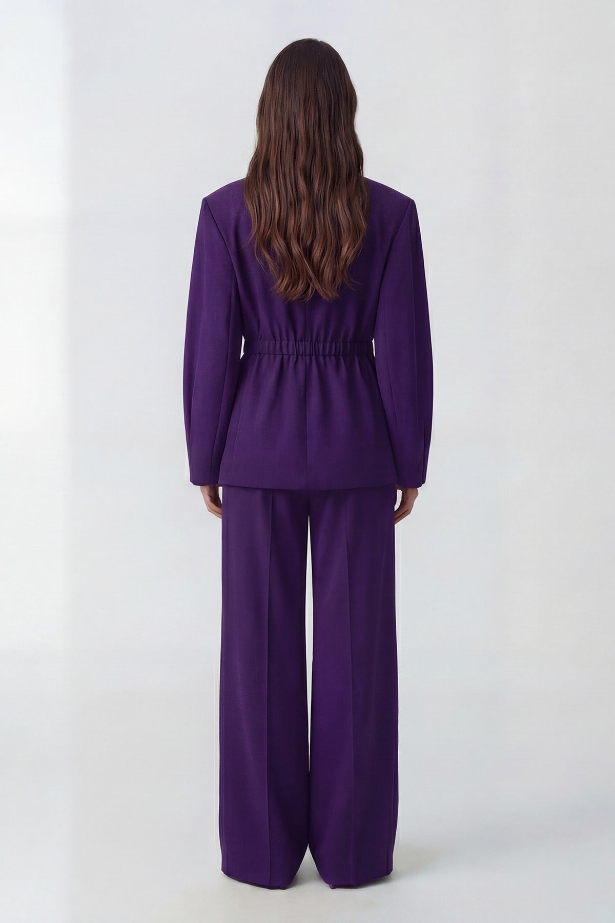 Costum mov intens cu sacou cu accent în talie și pantaloni largi