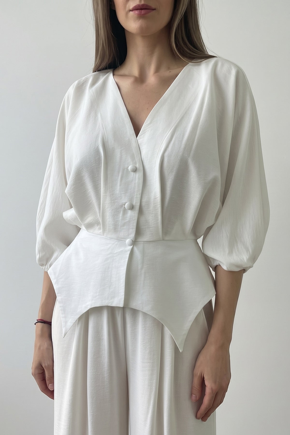 Set alb cu top structurat și pantaloni wide leg