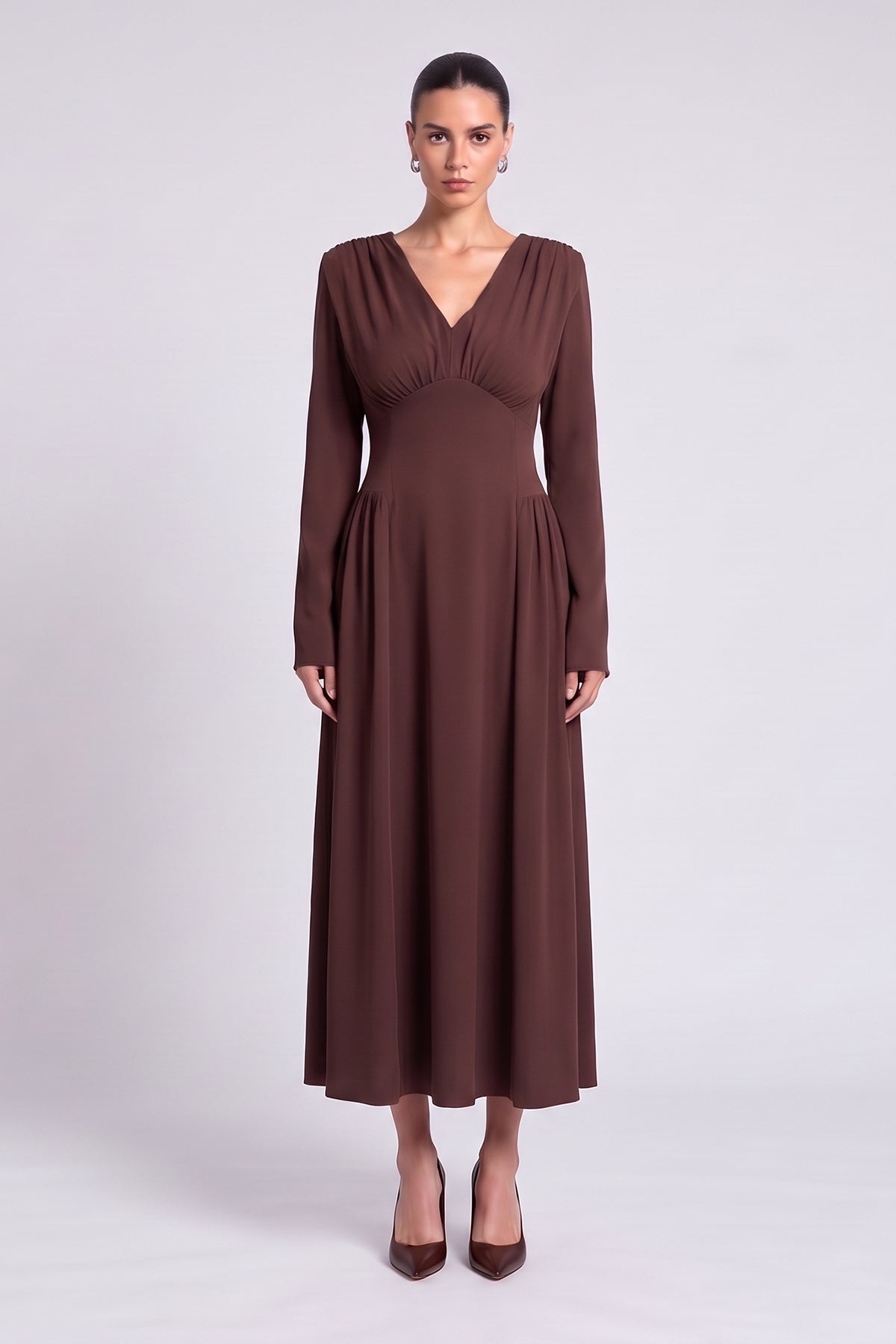 Rochie midi maro cu decolteu în V și talie accentuată
