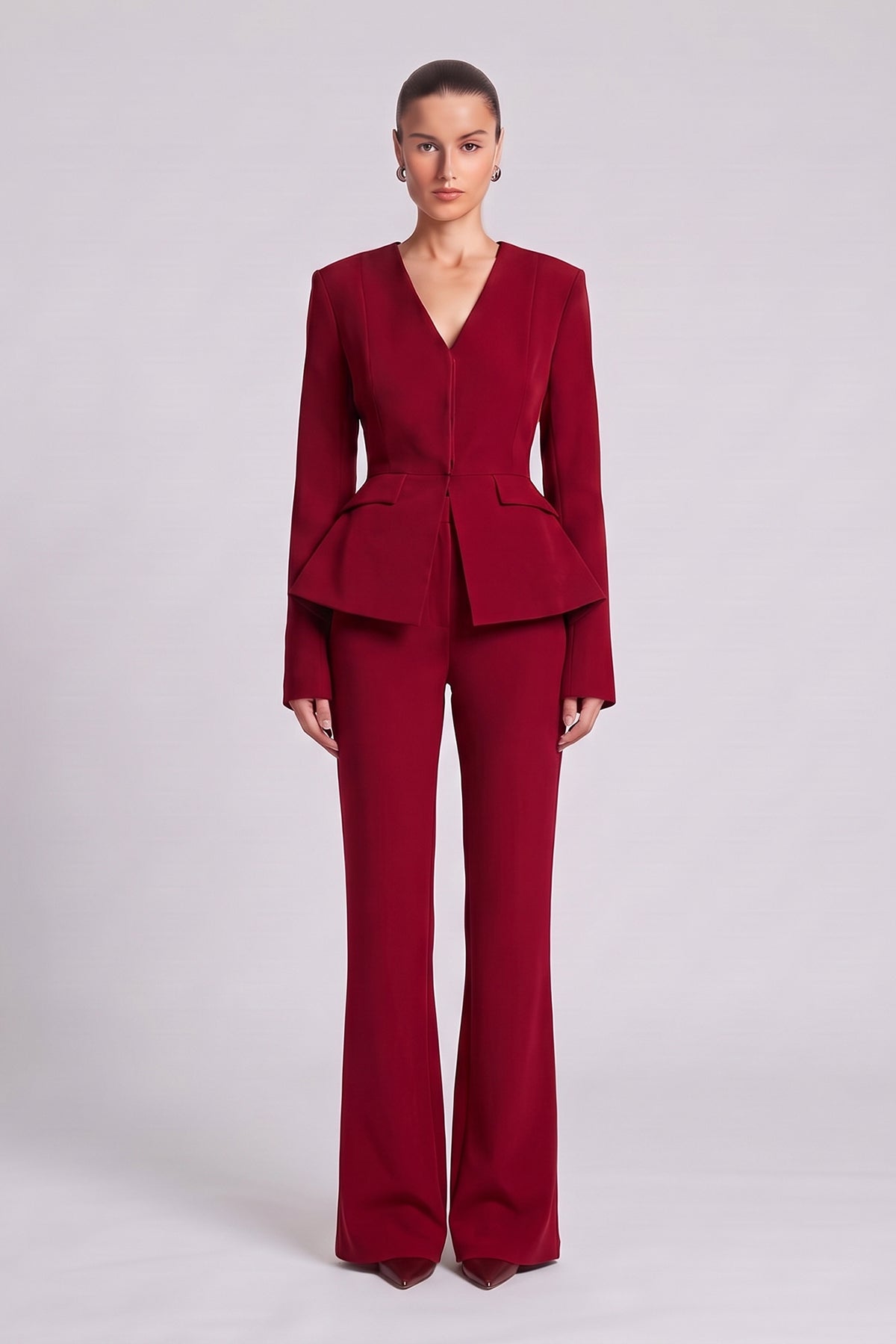 Set rosu cu sacou structurat peplum și pantaloni evazați