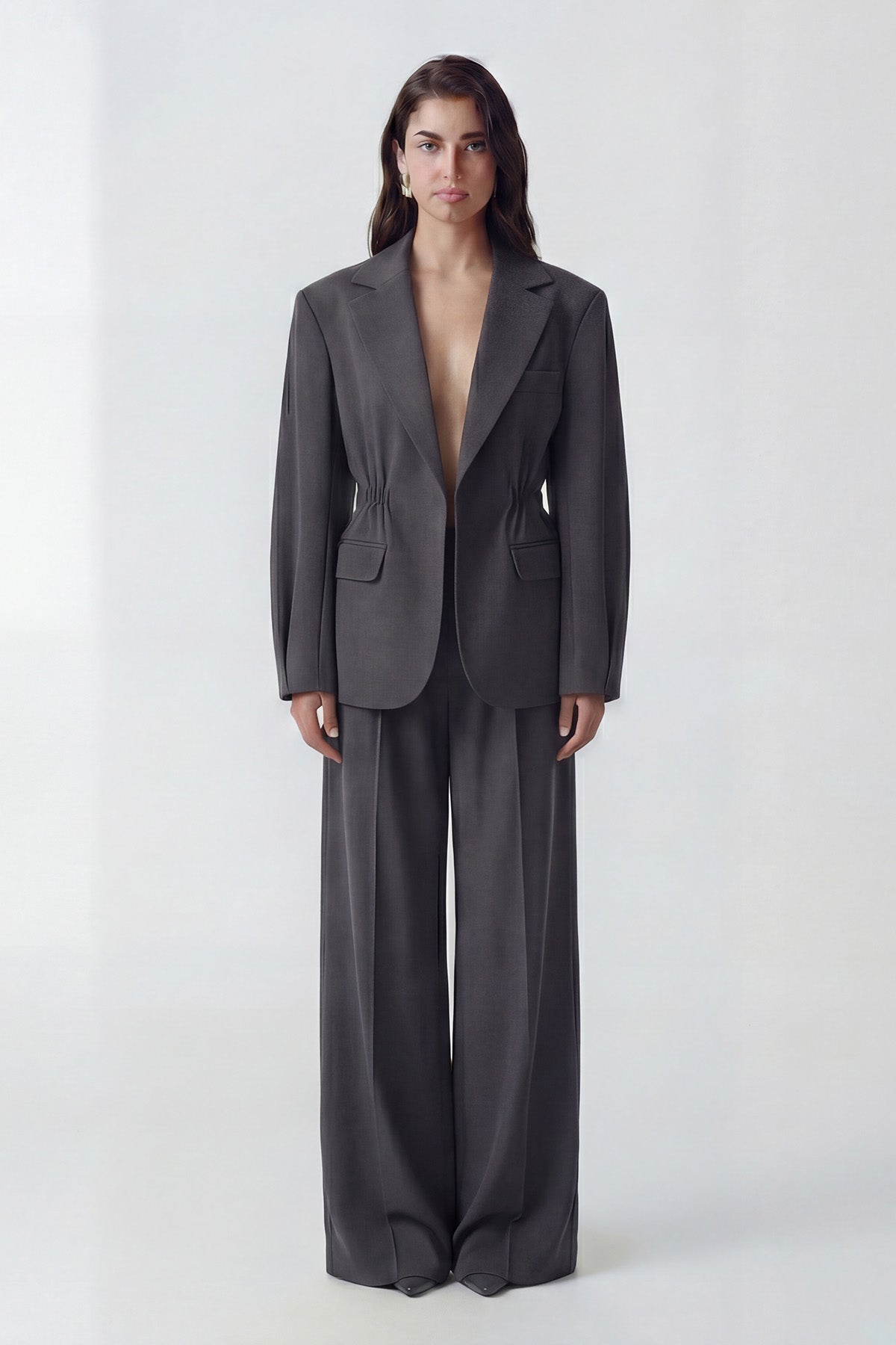 Costum gri cu sacou cu accent în talie și pantaloni largi