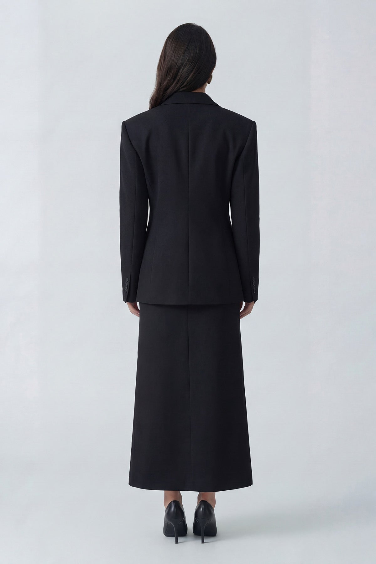 Costum negru cu sacou cambrat și fustă midi