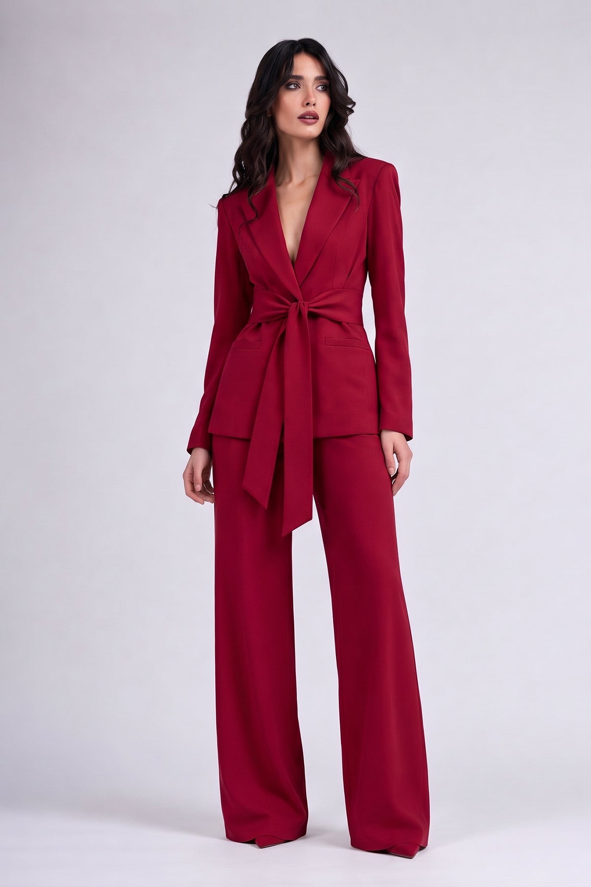 Costum rosu cu sacou cambrat cu cordon și pantaloni wide leg