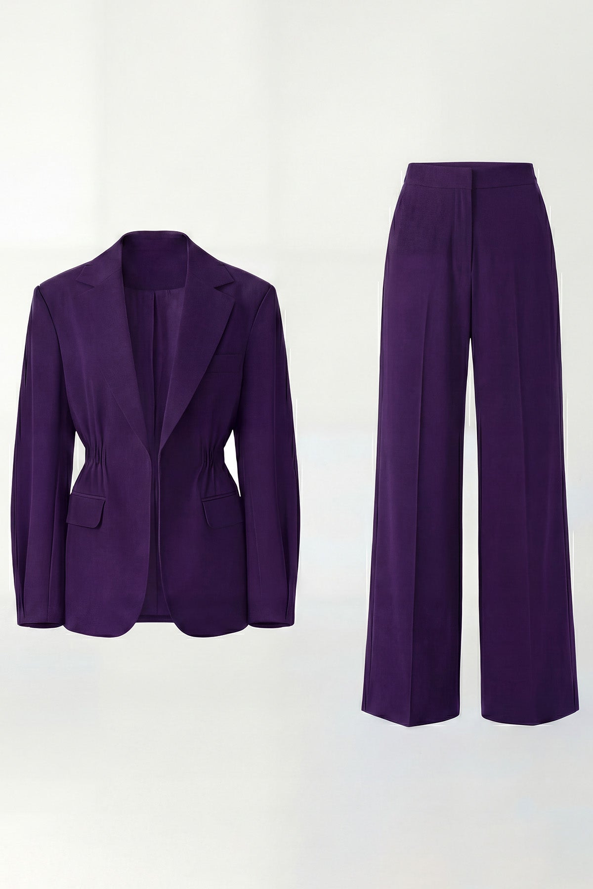 Costum mov intens cu sacou cu accent în talie și pantaloni largi