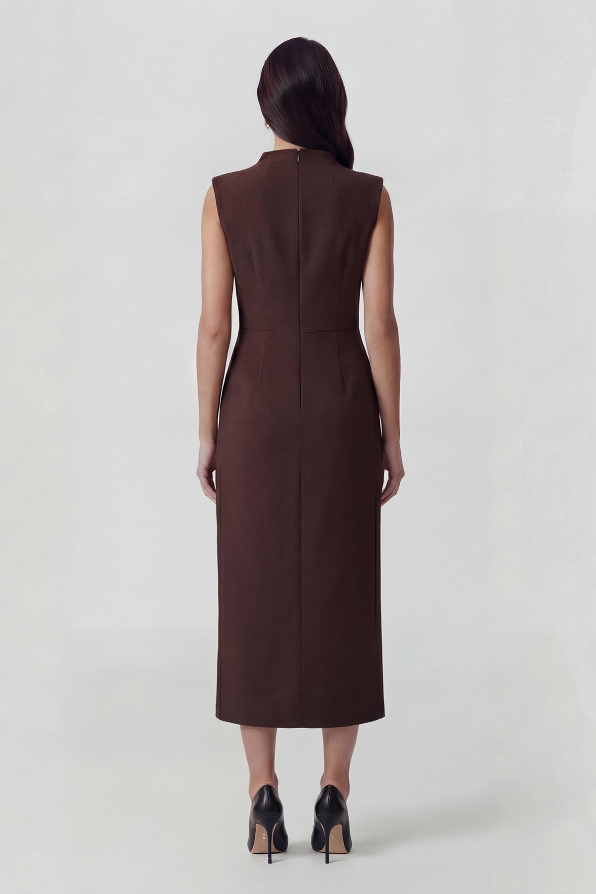 Rochie midi maro cu design asimetric și volan decorativ