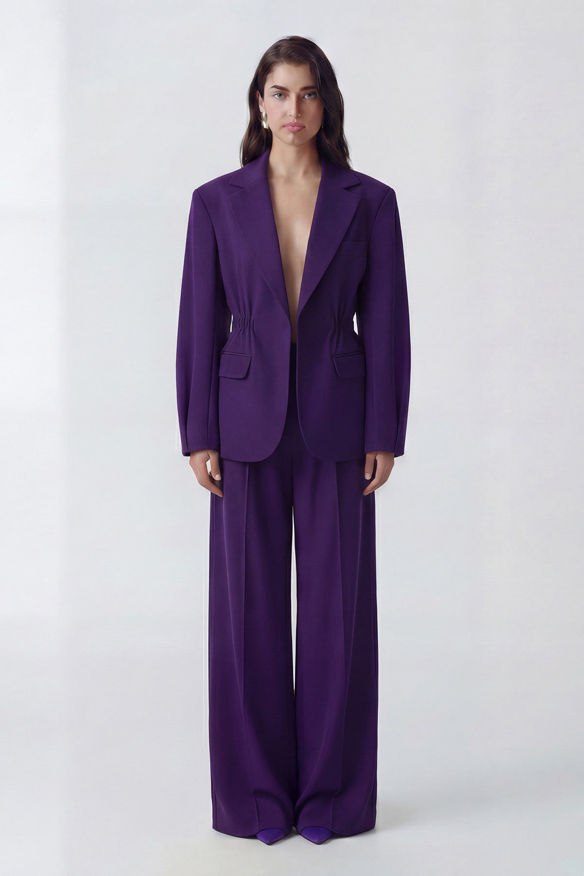 Costum mov intens cu sacou cu accent în talie și pantaloni largi