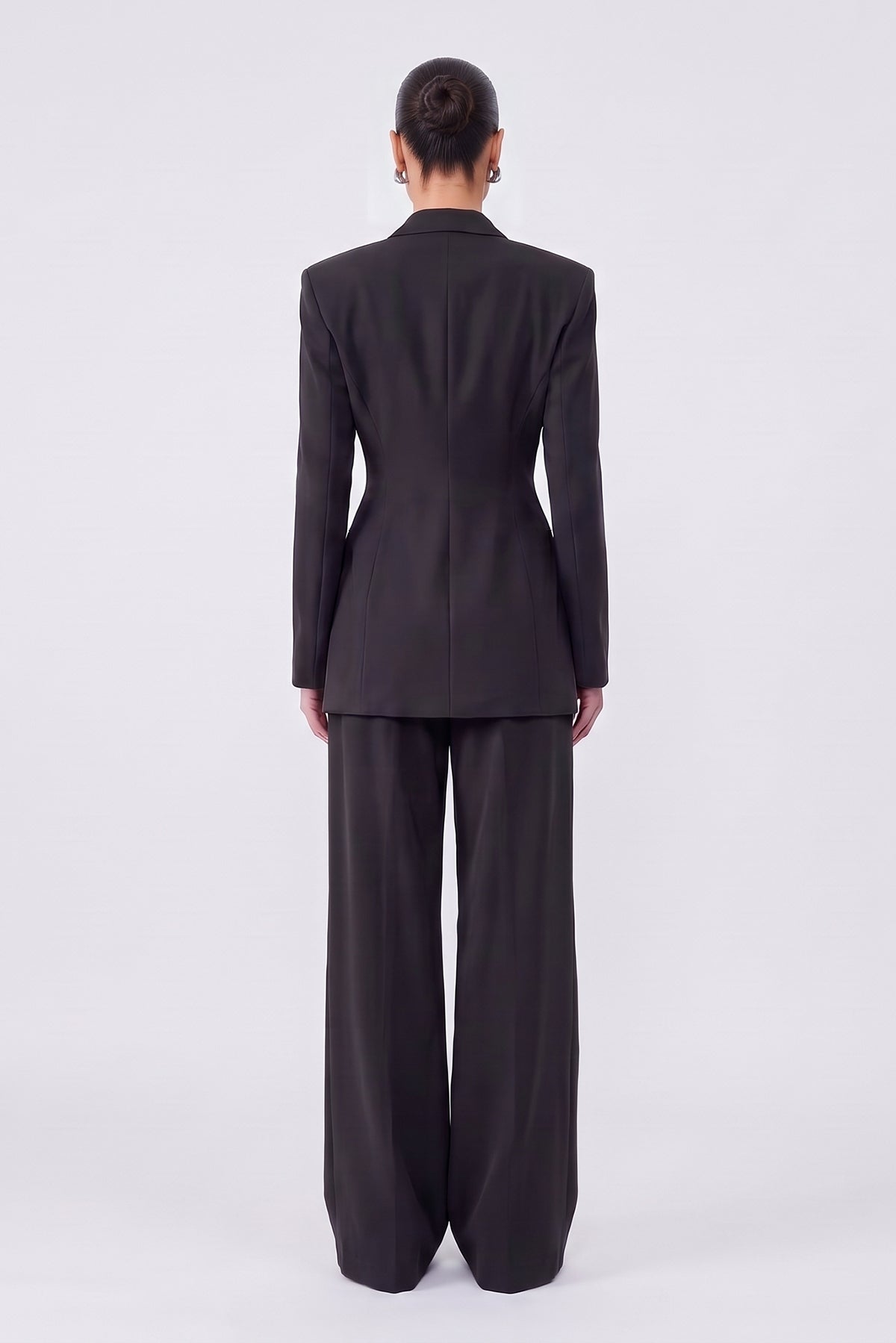 Costum negru cu sacou balloon cambrat și pantaloni wide leg