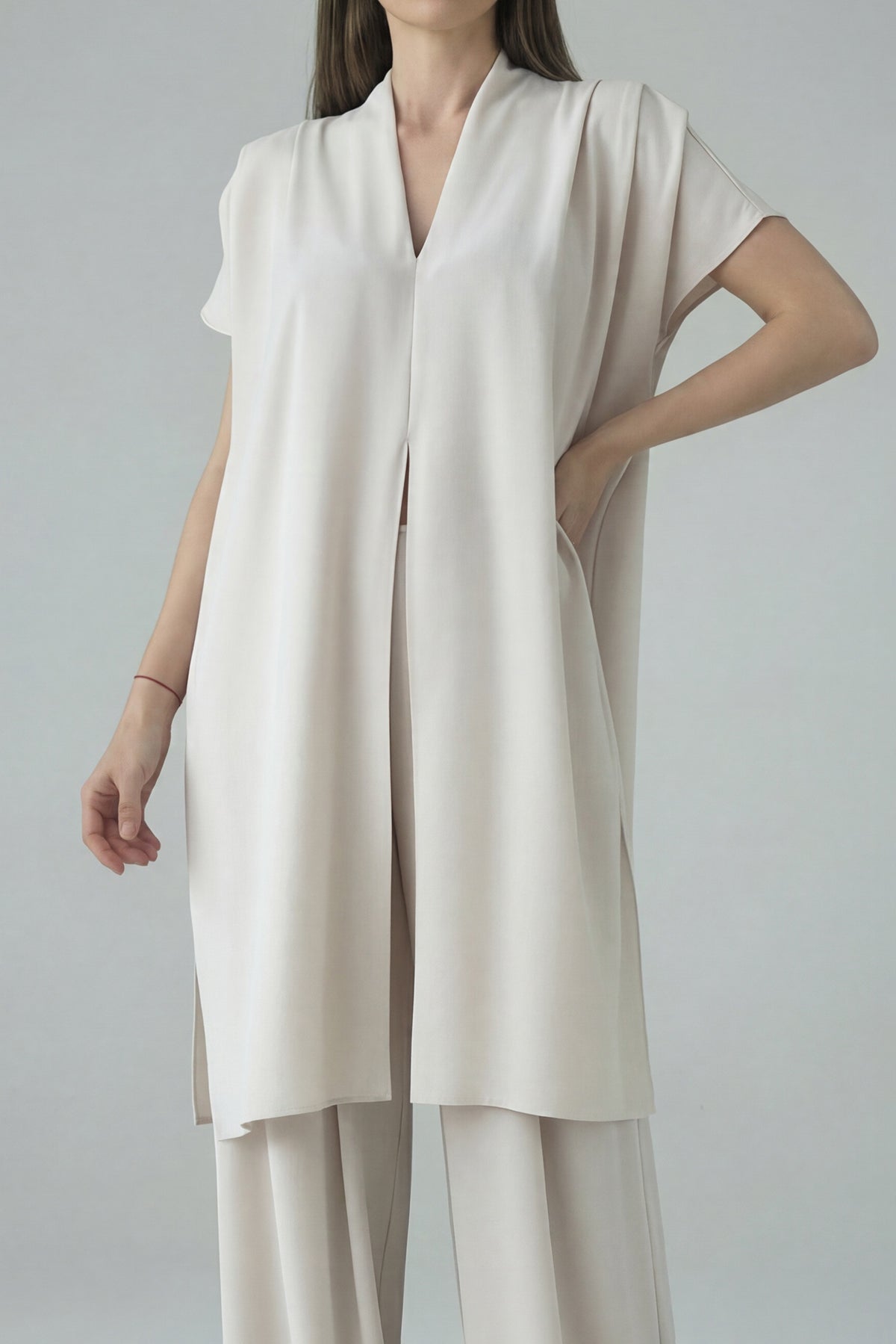 Set fluid bej cu top petrecut și pantaloni wide leg